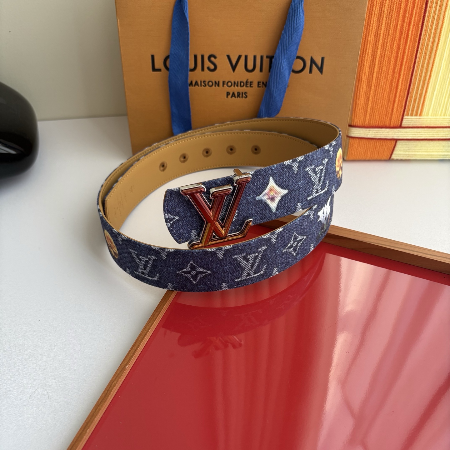 Lv当季新款牛仔篮Monogram 帆布材质，复古做旧的老花印花搭配另一面树膏进口牛皮，也可作为装饰腰带