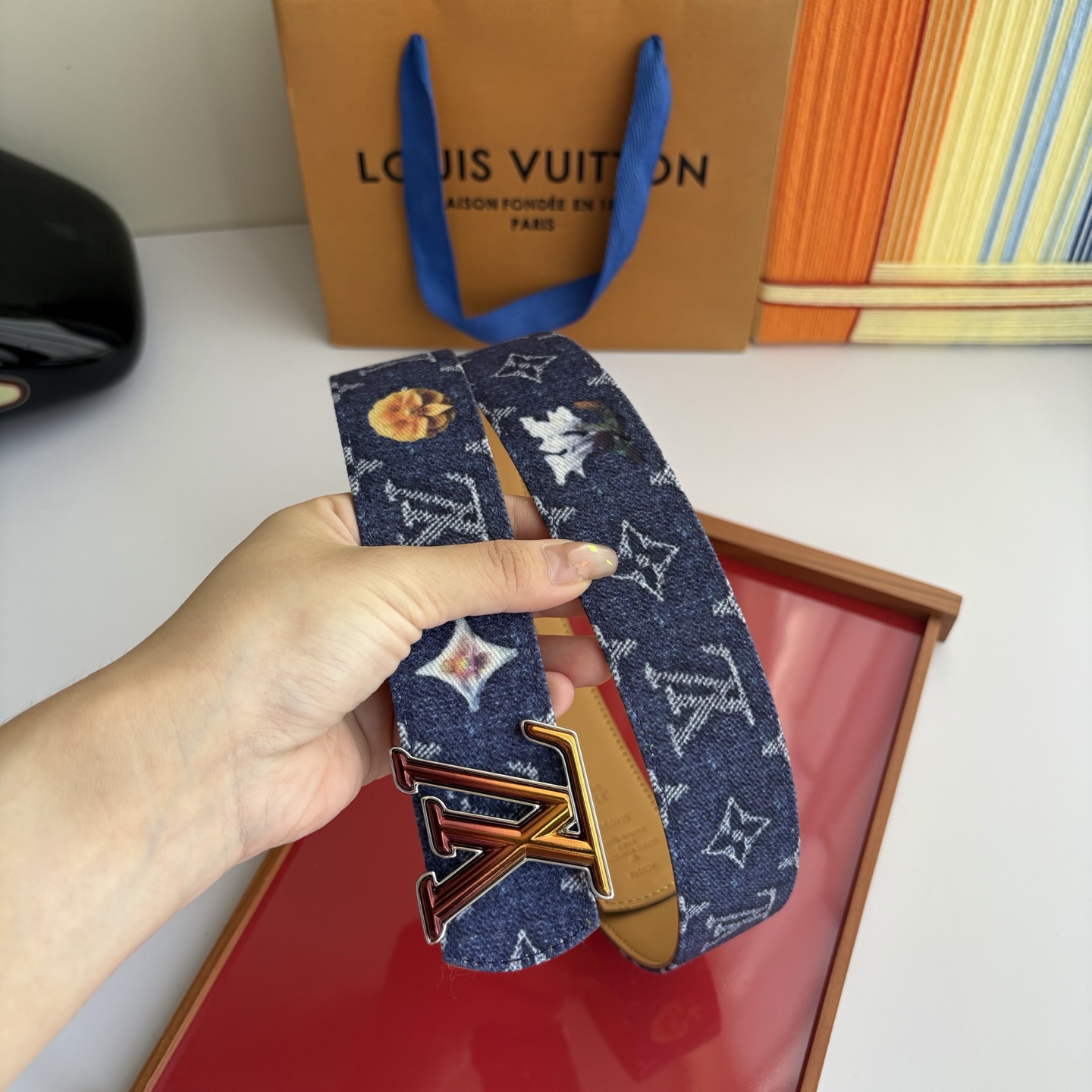 Lv当季新款牛仔篮Monogram 帆布材质，复古做旧的老花印花搭配另一面树膏进口牛皮，也可作为装饰腰带