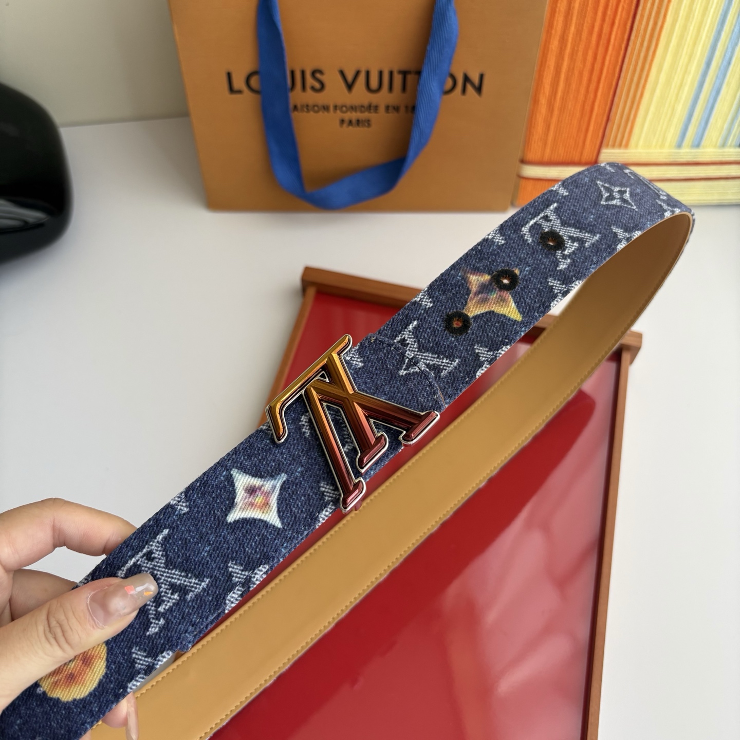 Lv当季新款牛仔篮Monogram 帆布材质，复古做旧的老花印花搭配另一面树膏进口牛皮，也可作为装饰腰带