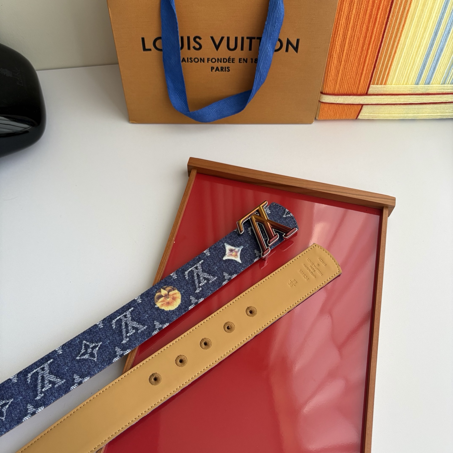 Lv当季新款牛仔篮Monogram 帆布材质，复古做旧的老花印花搭配另一面树膏进口牛皮，也可作为装饰腰带