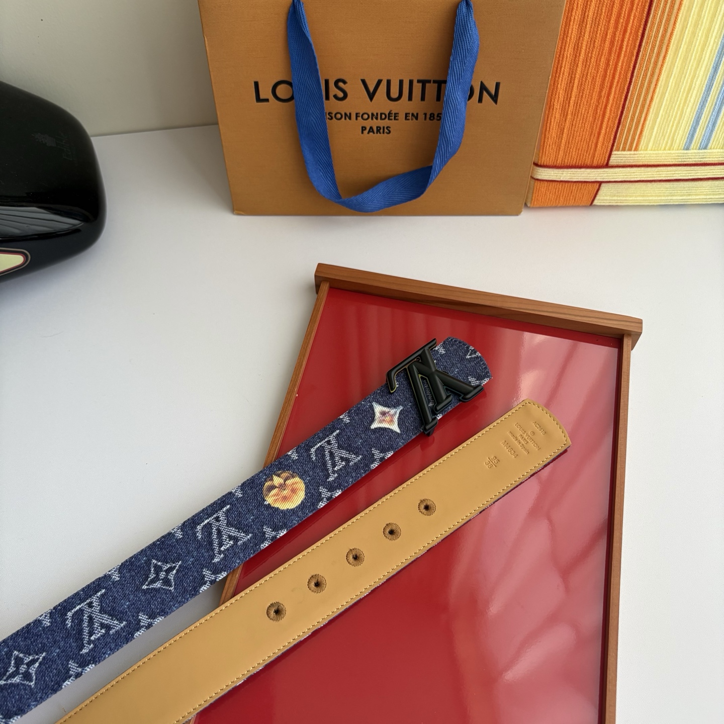 Lv当季新款牛仔篮Monogram 帆布材质，复古做旧的老花印花搭配另一面树膏进口牛皮，也可作为装饰腰带