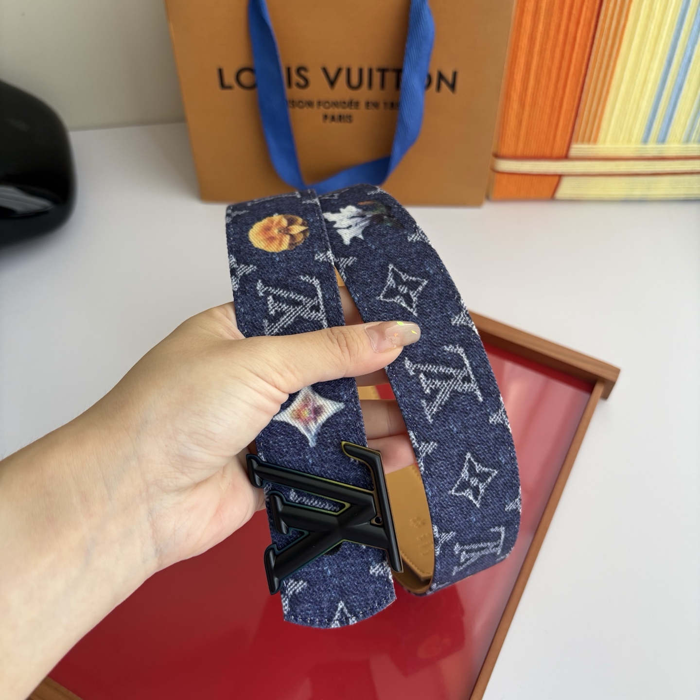 Lv当季新款牛仔篮Monogram 帆布材质，复古做旧的老花印花搭配另一面树膏进口牛皮，也可作为装饰腰带