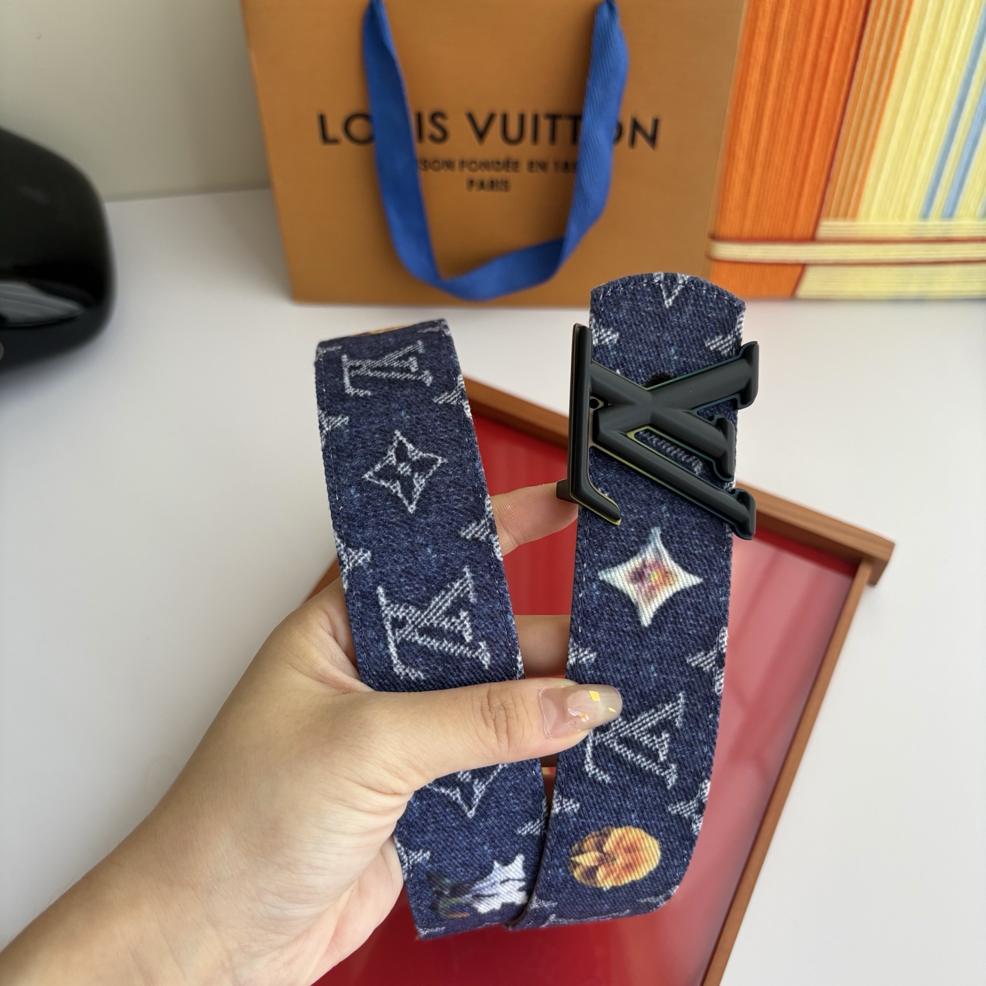 Lv当季新款牛仔篮Monogram 帆布材质，复古做旧的老花印花搭配另一面树膏进口牛皮，也可作为装饰腰带
