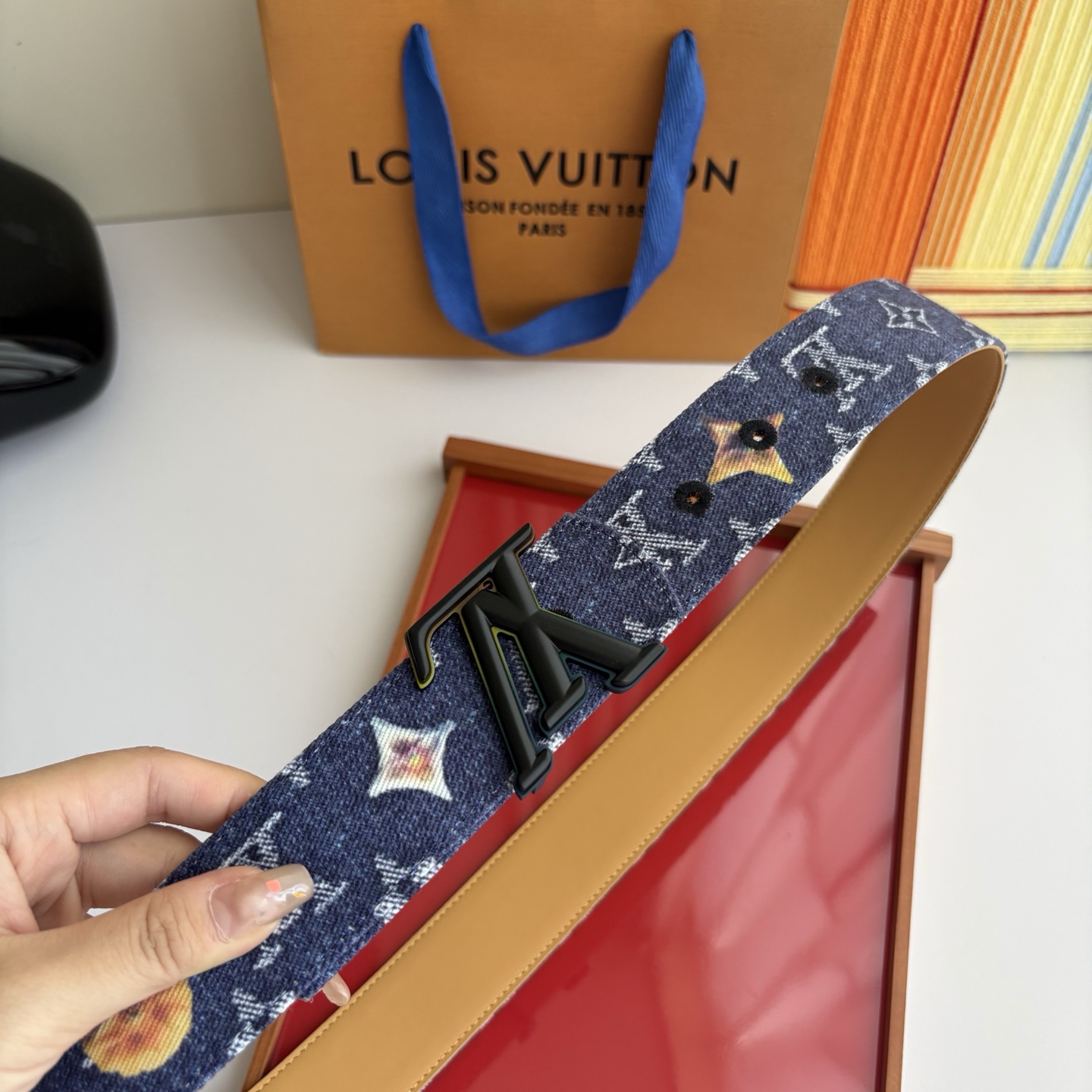 Lv当季新款牛仔篮Monogram 帆布材质，复古做旧的老花印花搭配另一面树膏进口牛皮，也可作为装饰腰带