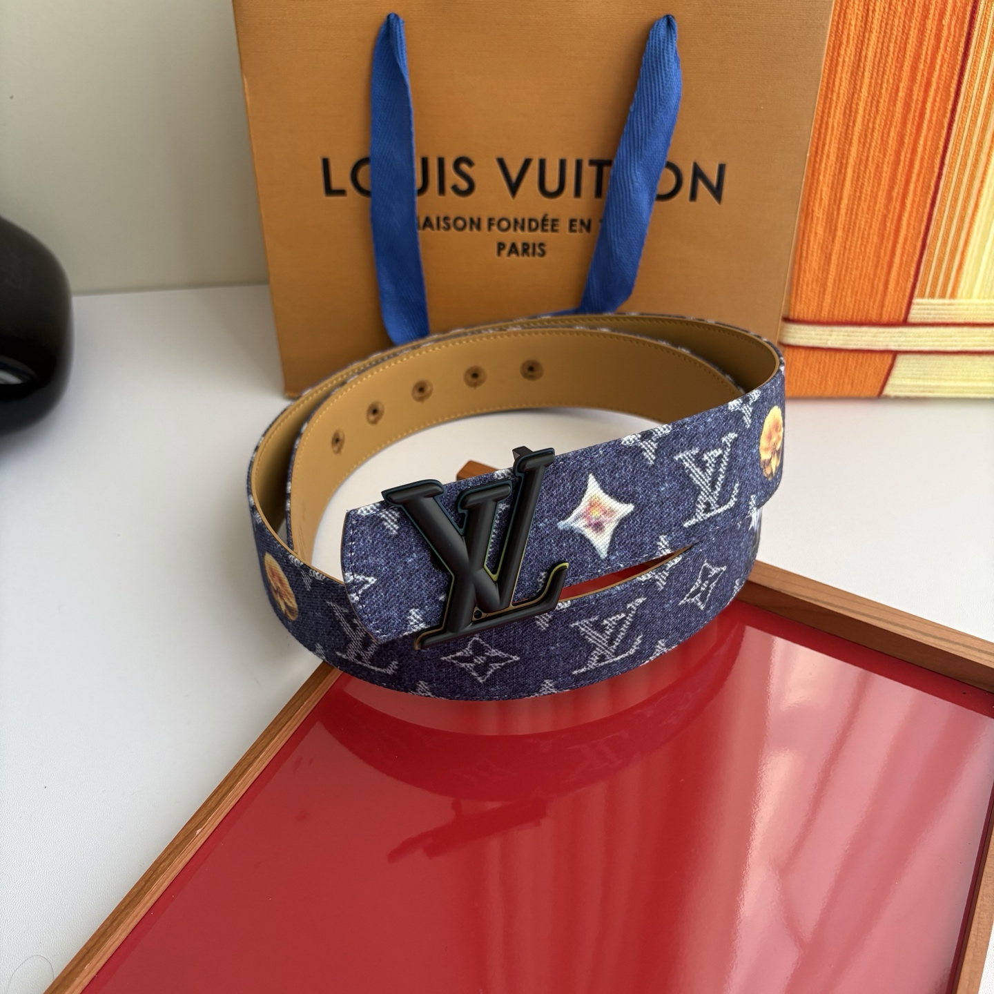 NO:860908,Original order LV's new seasonal denim basket made of Monogram canvas material, retro old flower print with tree paste imported cowhide on the other side, can also be used as a decorative belt to match a dress. Width 4.0cm, belt, louis vuitton, skirts, cowhide19860909原单  Lv当季新款牛仔篮Monogram 帆布材质,复古做旧的老花印花搭配另一面树膏进口牛皮,也可作为装饰腰带搭配连衣裙.宽4.0cm,皮带,louis vuitton,skirts,cowhide,Belt