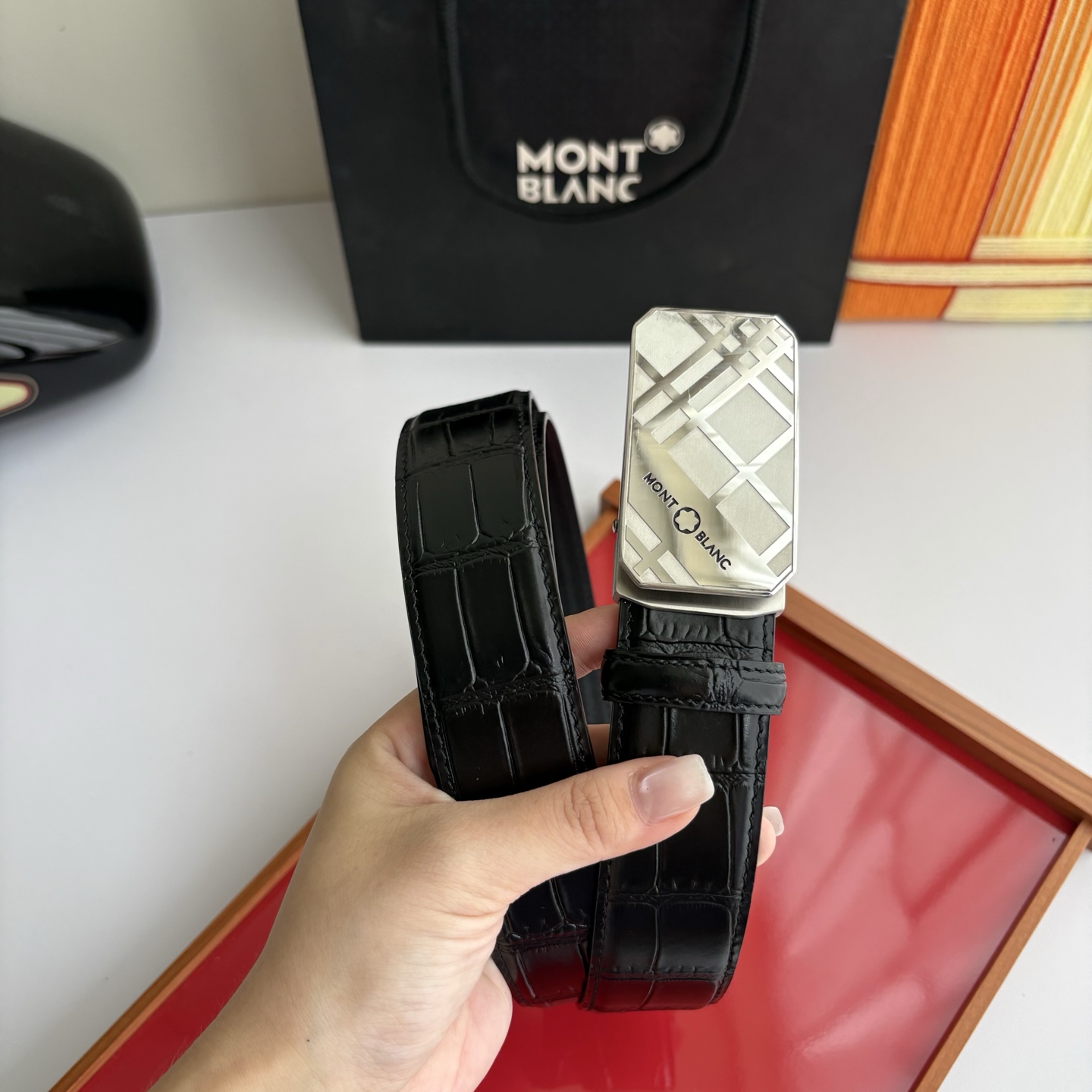万宝龙Montblanc家持续其一贯的高雅、绅士、精致的风格，进口小牛皮，手感细腻柔软。纯钢自动精品扣，