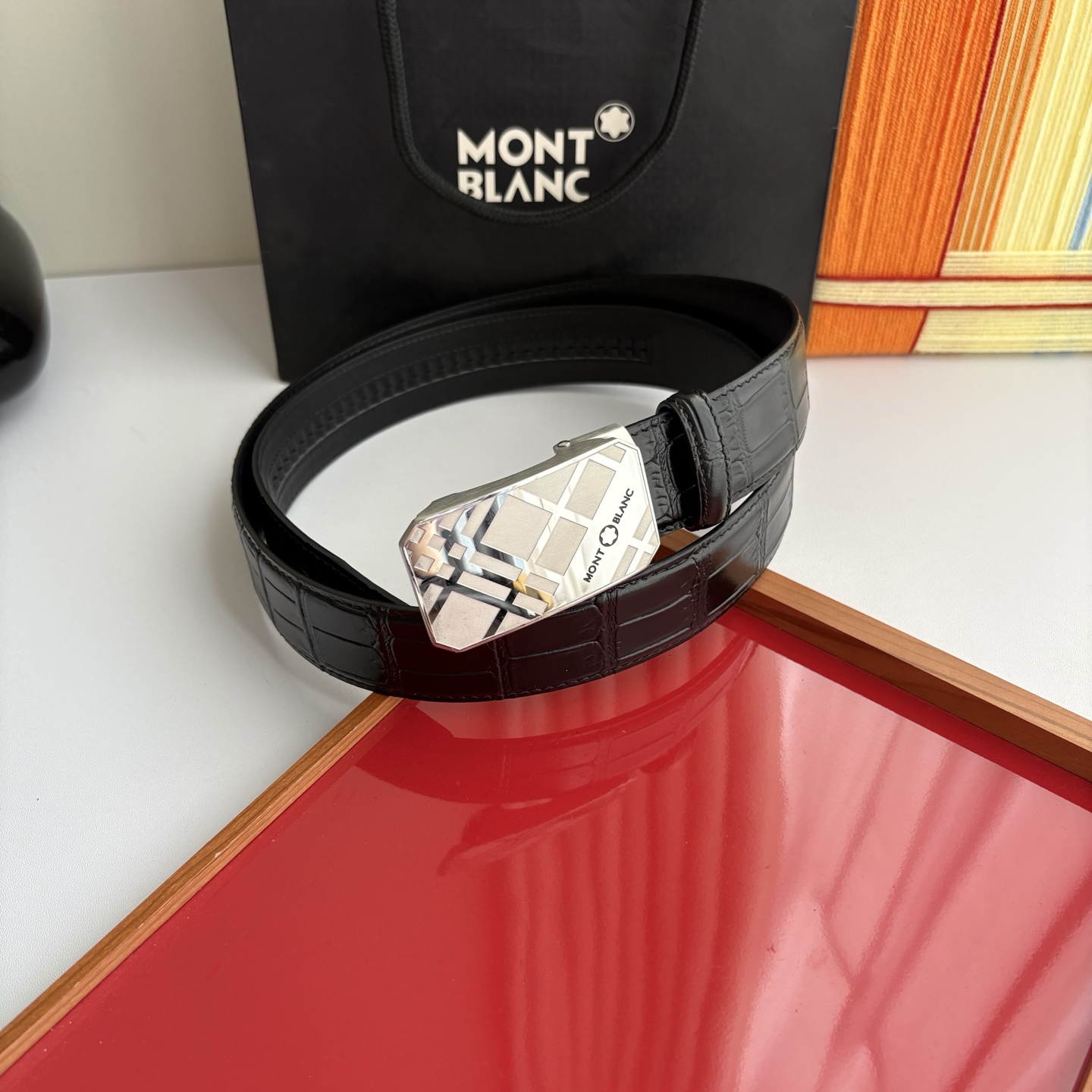 万宝龙Montblanc家持续其一贯的高雅、绅士、精致的风格，进口小牛皮，手感细腻柔软。纯钢自动精品扣，