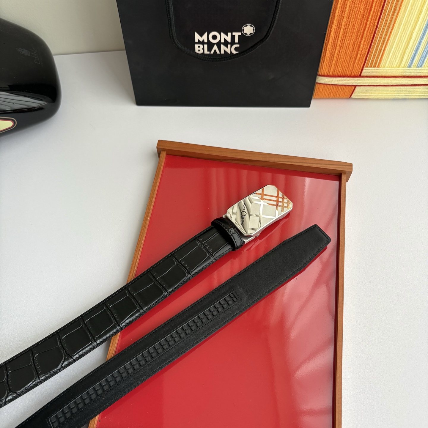 万宝龙Montblanc家持续其一贯的高雅、绅士、精致的风格，进口小牛皮，手感细腻柔软。纯钢自动精品扣，