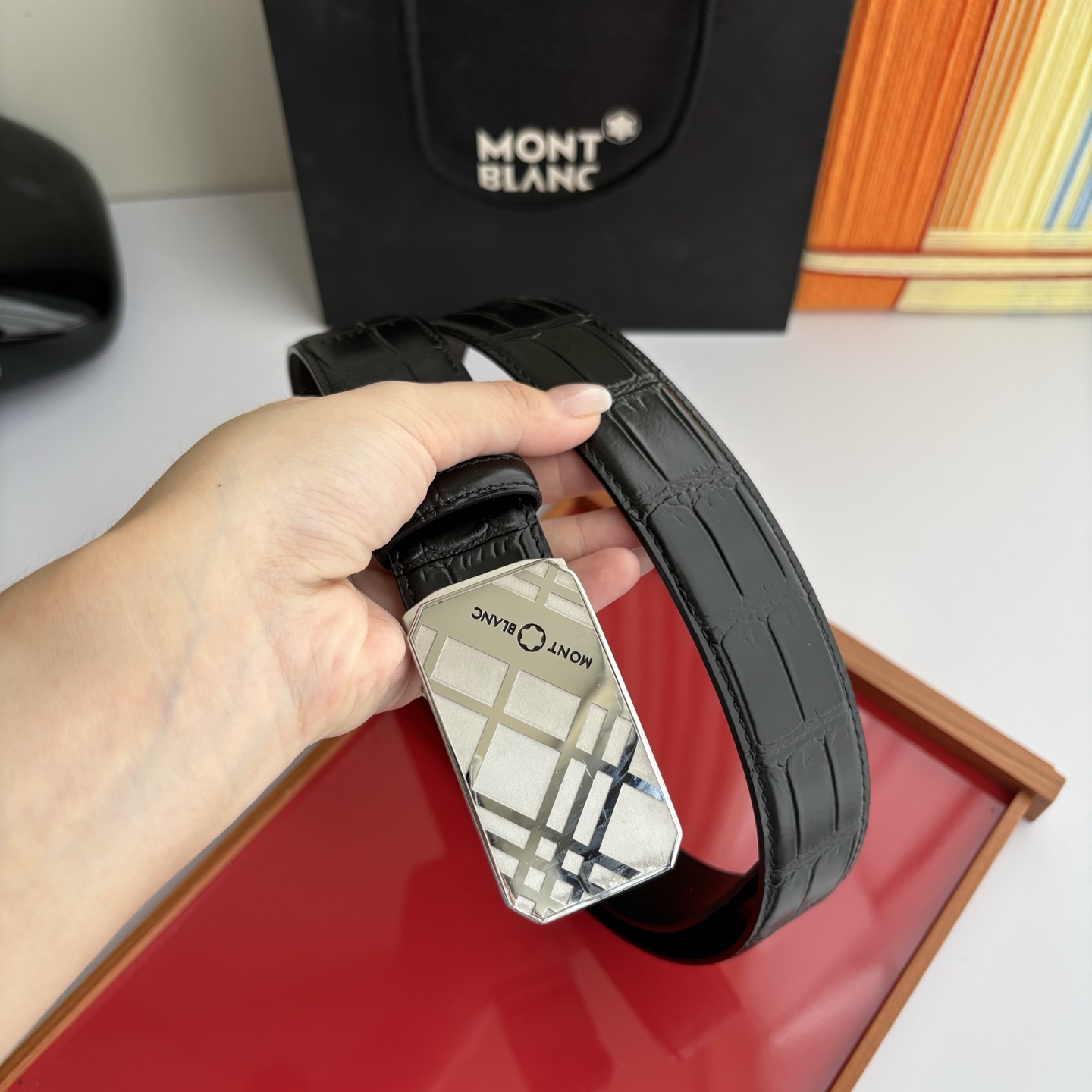万宝龙Montblanc家持续其一贯的高雅、绅士、精致的风格，进口小牛皮，手感细腻柔软。纯钢自动精品扣，