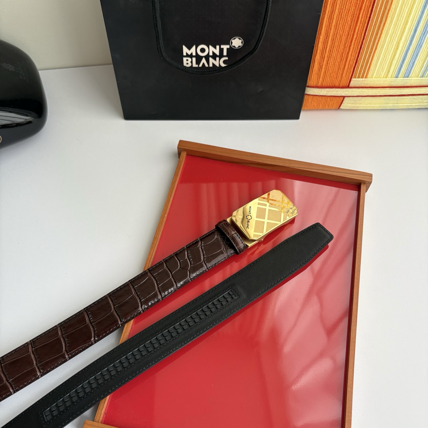 万宝龙Montblanc家持续其一贯的高雅、绅士、精致的风格，进口小牛皮，手感细腻柔软。纯钢自动精品扣，