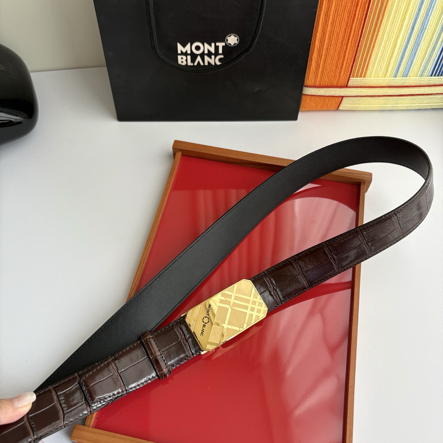 万宝龙Montblanc家持续其一贯的高雅、绅士、精致的风格，进口小牛皮，手感细腻柔软。纯钢自动精品扣，
