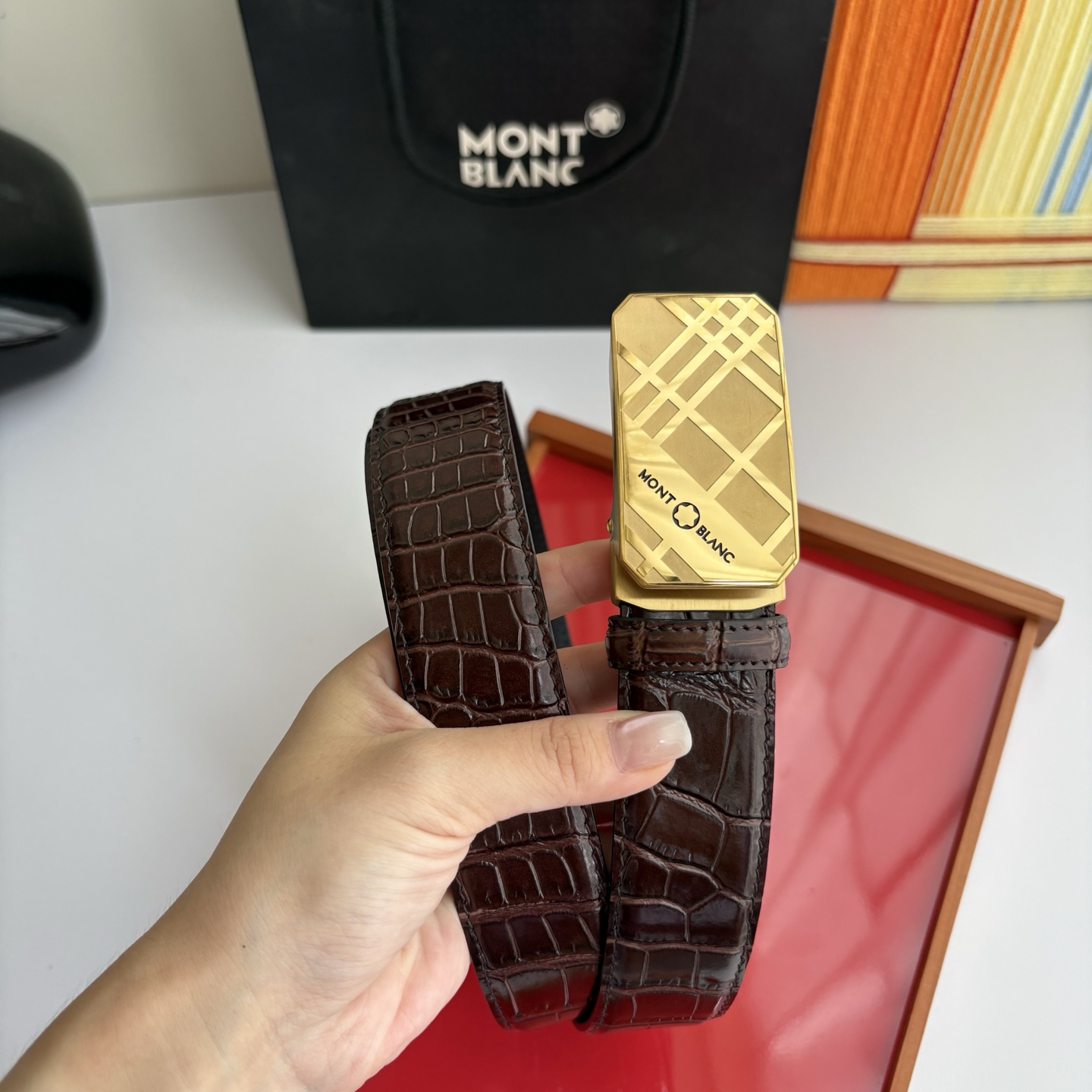 万宝龙Montblanc家持续其一贯的高雅、绅士、精致的风格，进口小牛皮，手感细腻柔软。纯钢自动精品扣，