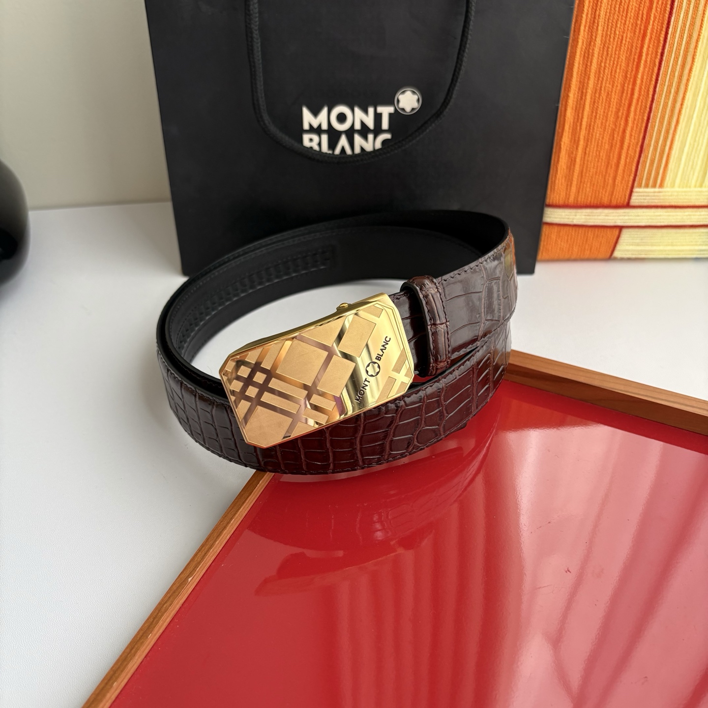 万宝龙Montblanc家持续其一贯的高雅、绅士、精致的风格，进口小牛皮，手感细腻柔软。纯钢自动精品扣，