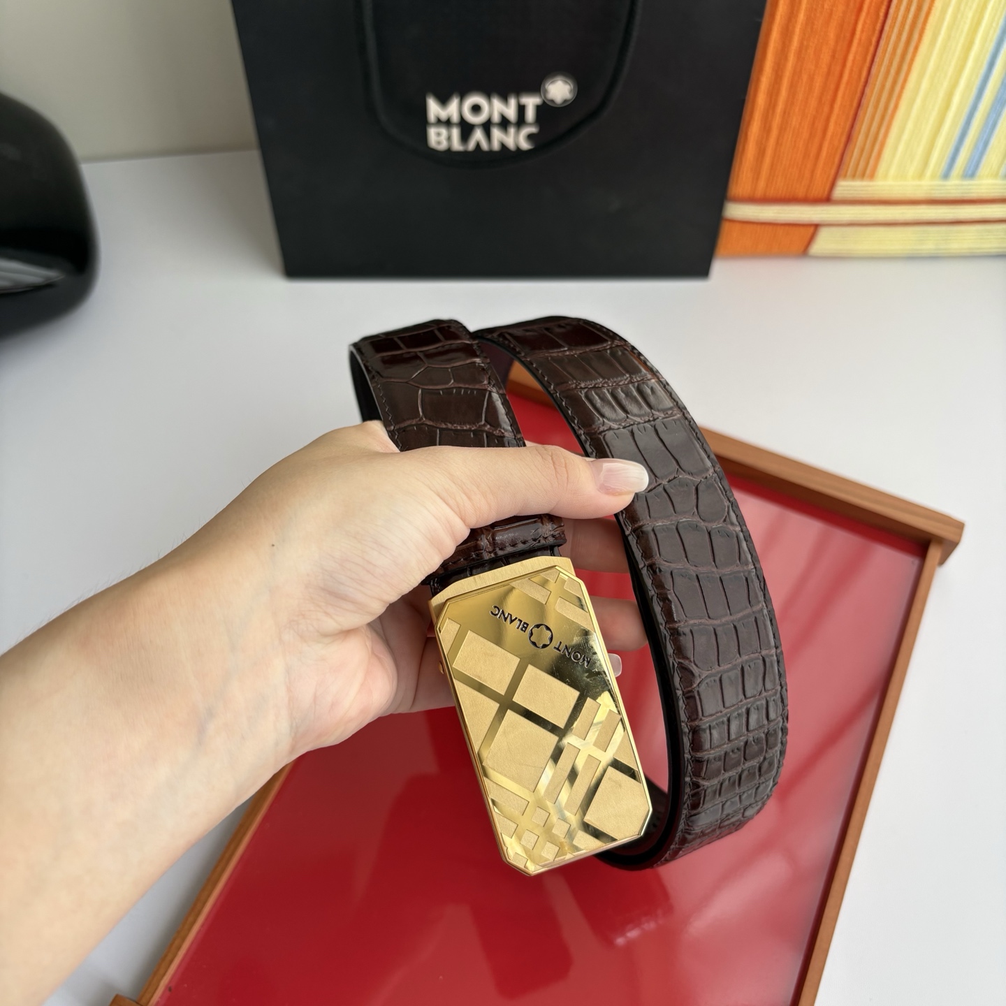 万宝龙Montblanc家持续其一贯的高雅、绅士、精致的风格，进口小牛皮，手感细腻柔软。纯钢自动精品扣，