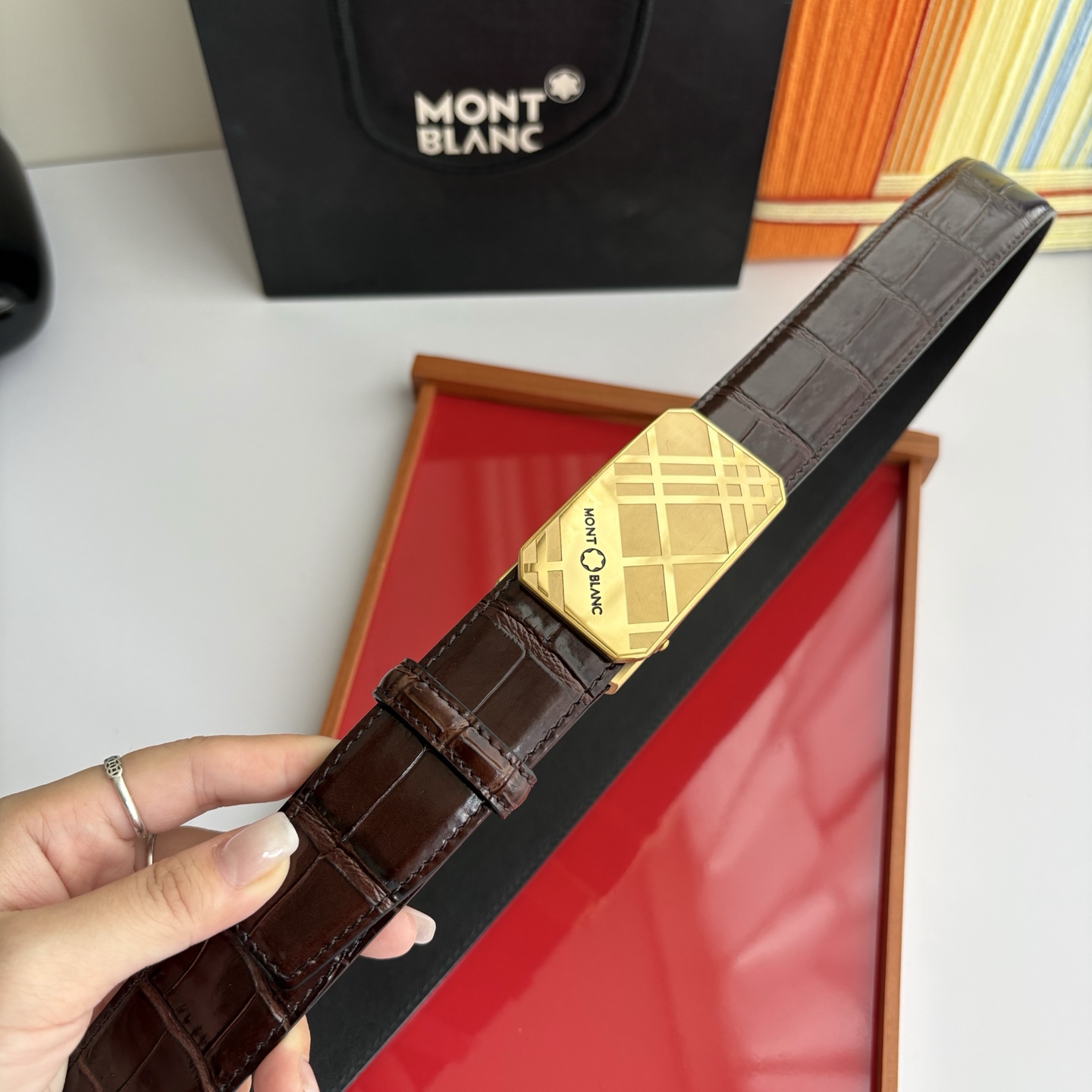 万宝龙Montblanc家持续其一贯的高雅、绅士、精致的风格，进口小牛皮，手感细腻柔软。纯钢自动精品扣，