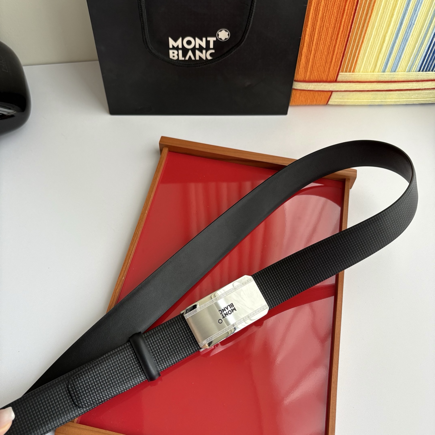 万宝龙Montblanc家持续其一贯的高雅、绅士、精致的风格，进口小牛皮，手感细腻柔软。纯钢自动精品扣，