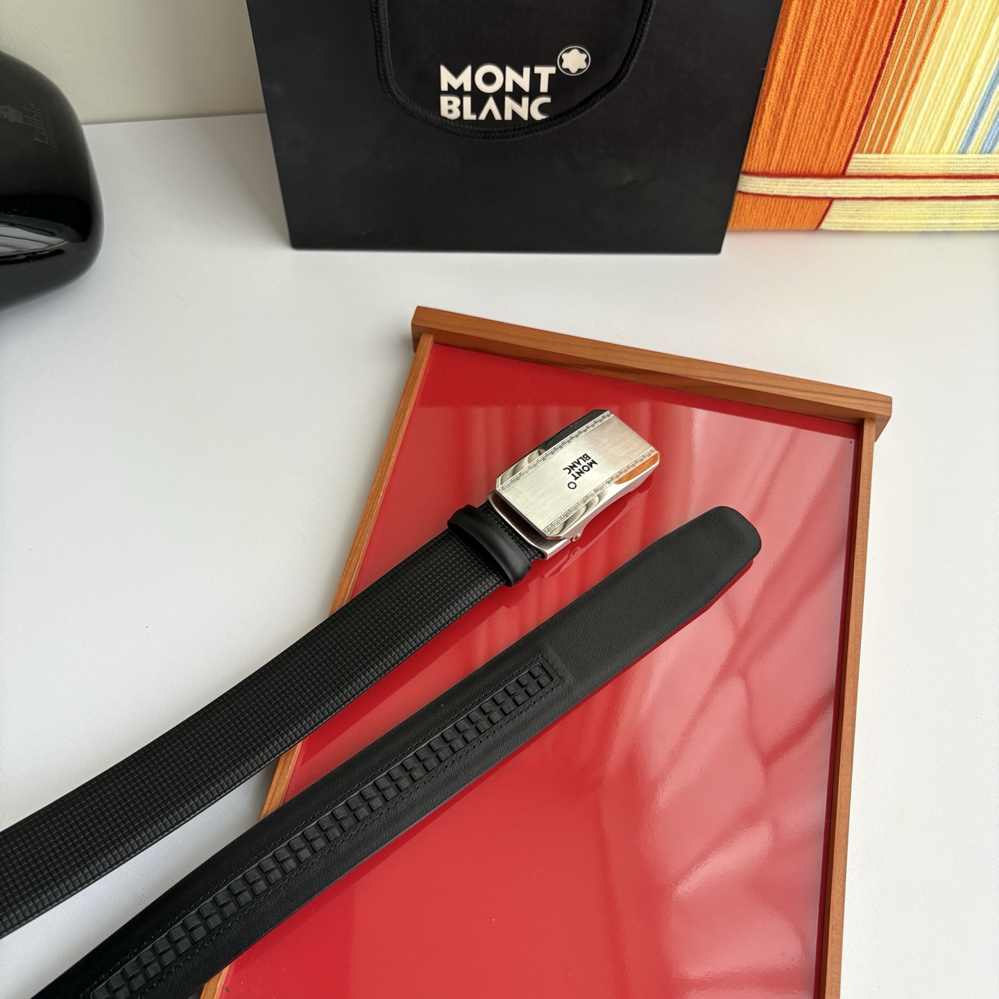 万宝龙Montblanc家持续其一贯的高雅、绅士、精致的风格，进口小牛皮，手感细腻柔软。纯钢自动精品扣，