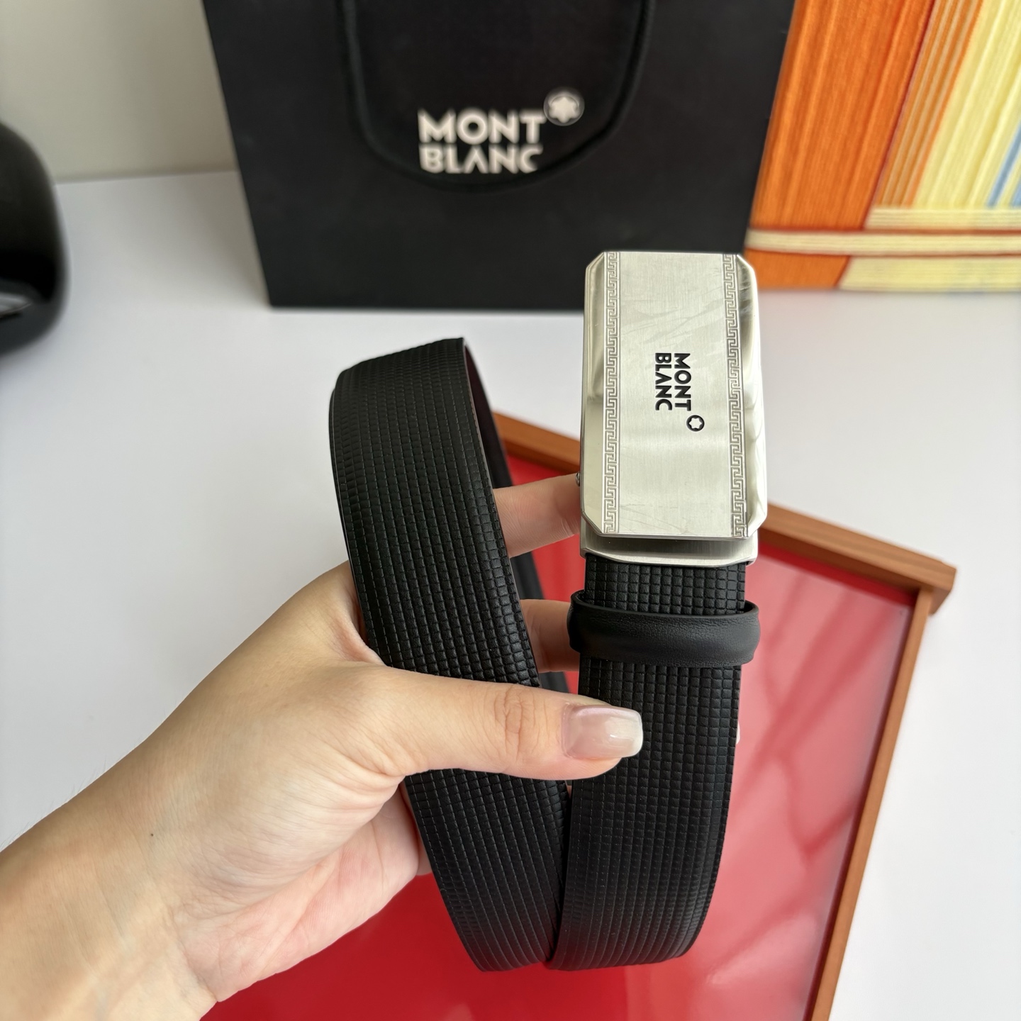 万宝龙Montblanc家持续其一贯的高雅、绅士、精致的风格，进口小牛皮，手感细腻柔软。纯钢自动精品扣，