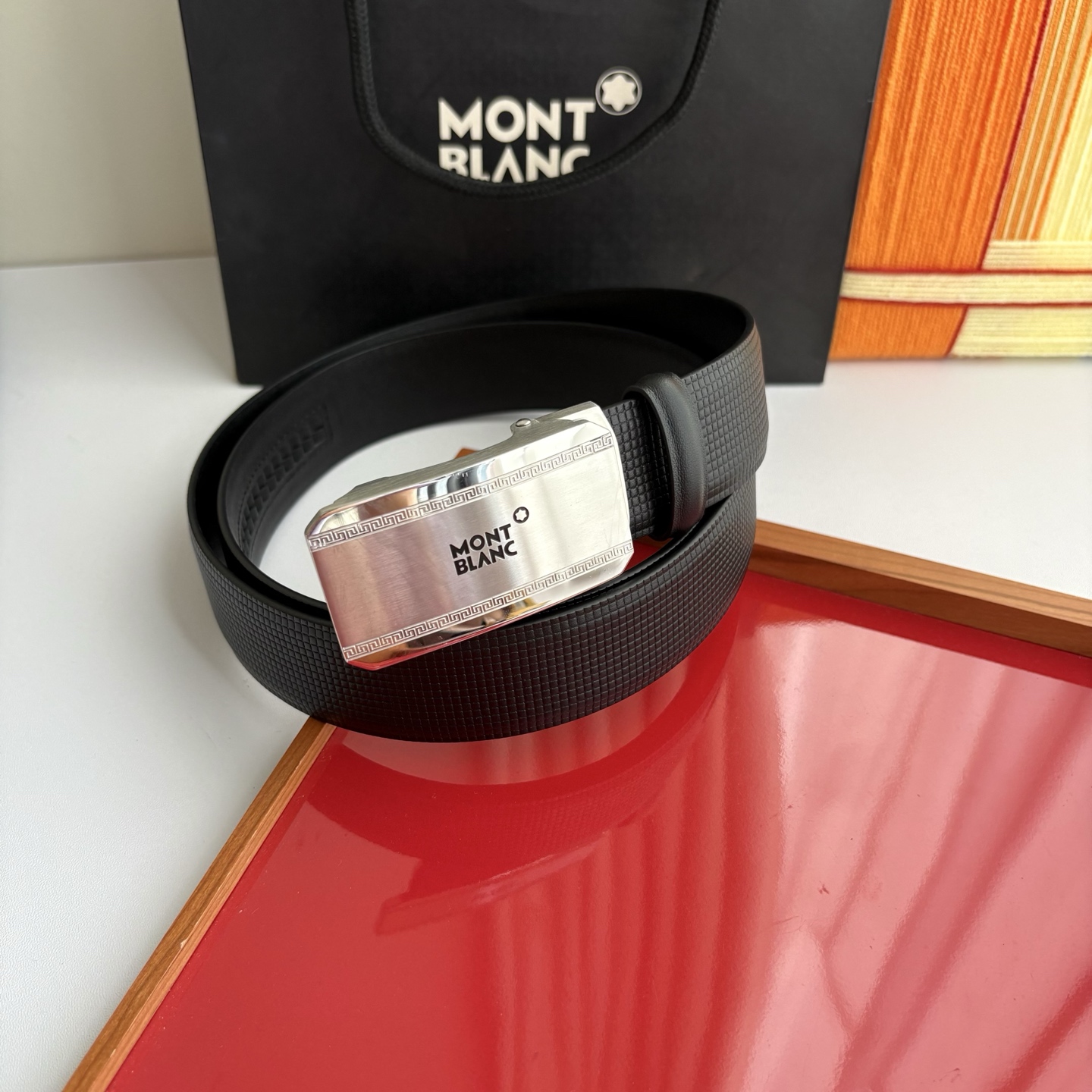万宝龙Montblanc家持续其一贯的高雅、绅士、精致的风格，进口小牛皮，手感细腻柔软。纯钢自动精品扣，