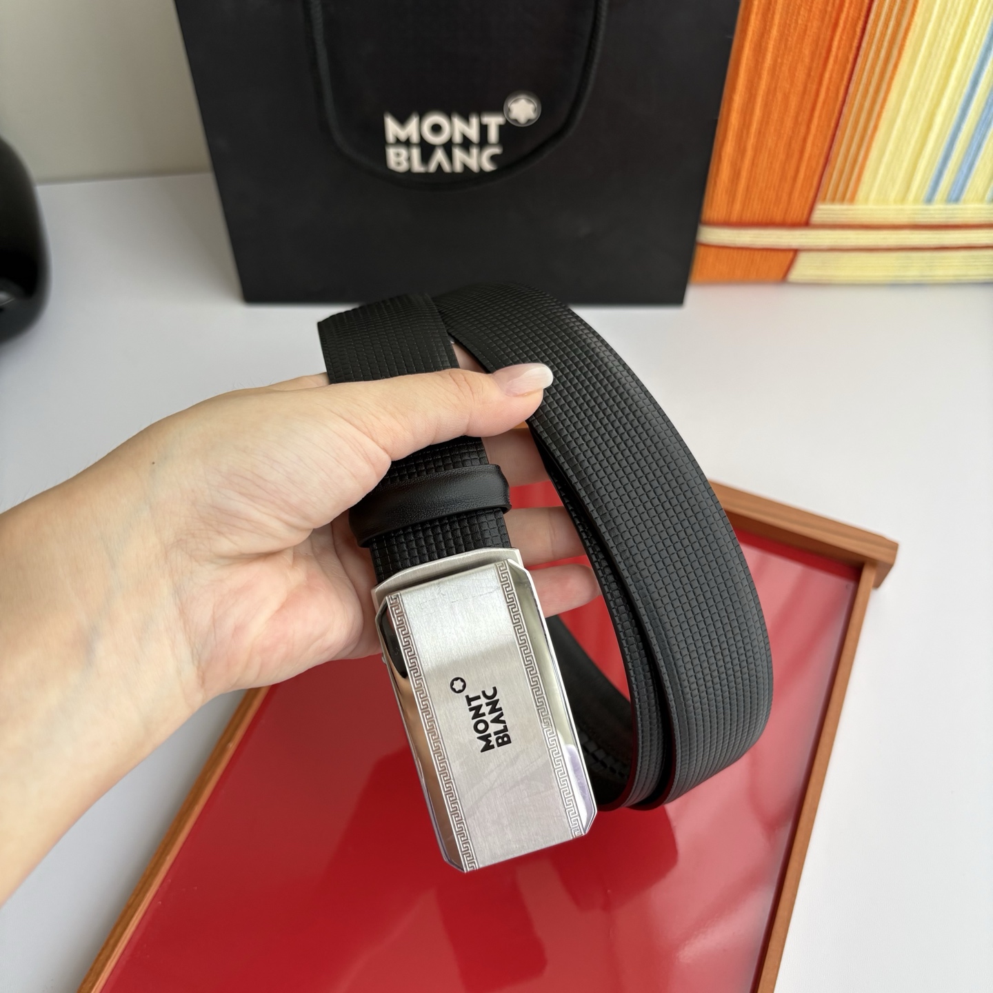 万宝龙Montblanc家持续其一贯的高雅、绅士、精致的风格，进口小牛皮，手感细腻柔软。纯钢自动精品扣，