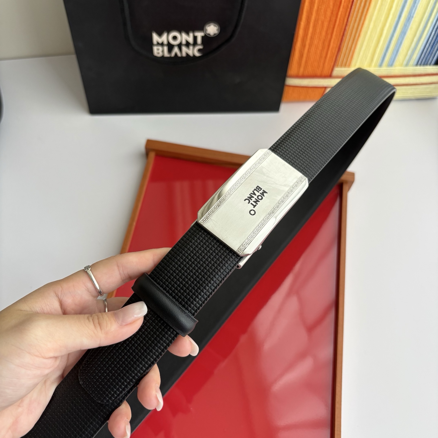 万宝龙Montblanc家持续其一贯的高雅、绅士、精致的风格，进口小牛皮，手感细腻柔软。纯钢自动精品扣，
