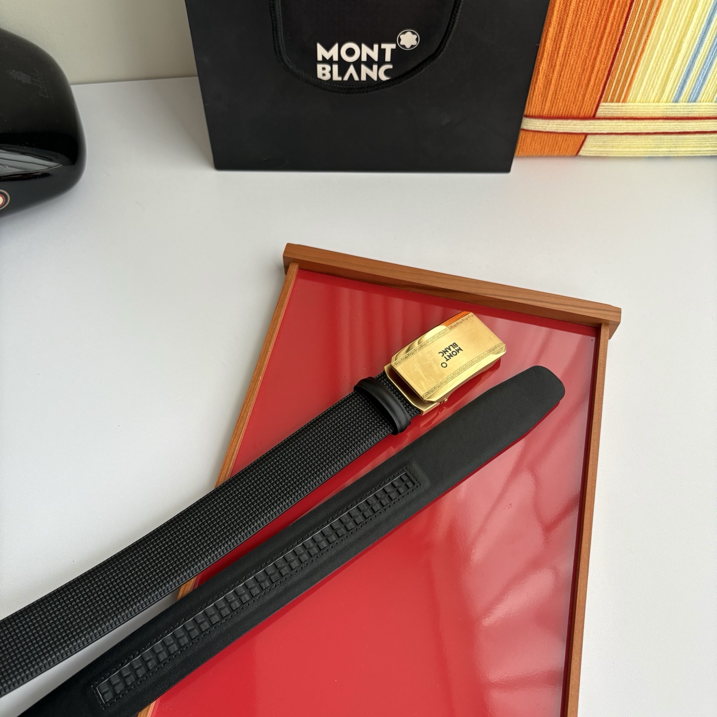 万宝龙Montblanc家持续其一贯的高雅、绅士、精致的风格，进口小牛皮，手感细腻柔软。纯钢自动精品扣，
