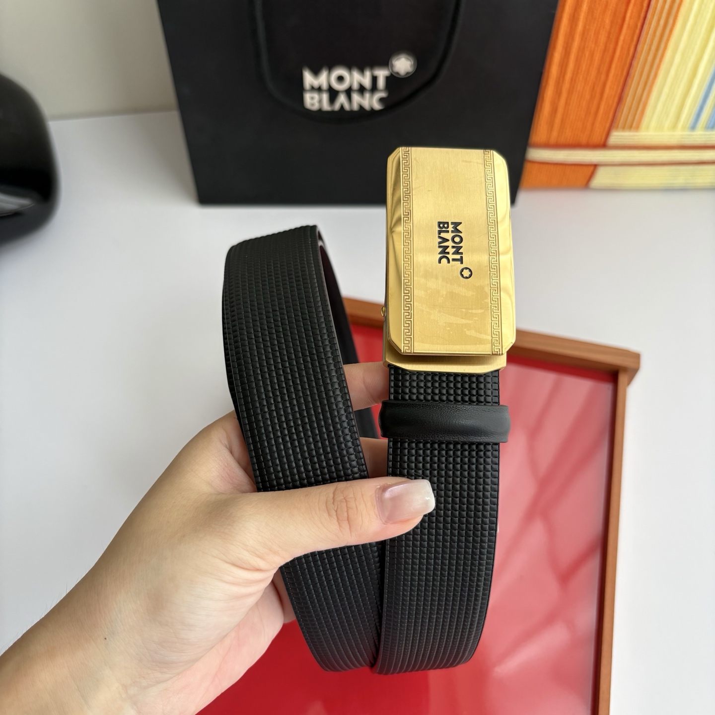 万宝龙Montblanc家持续其一贯的高雅、绅士、精致的风格，进口小牛皮，手感细腻柔软。纯钢自动精品扣，