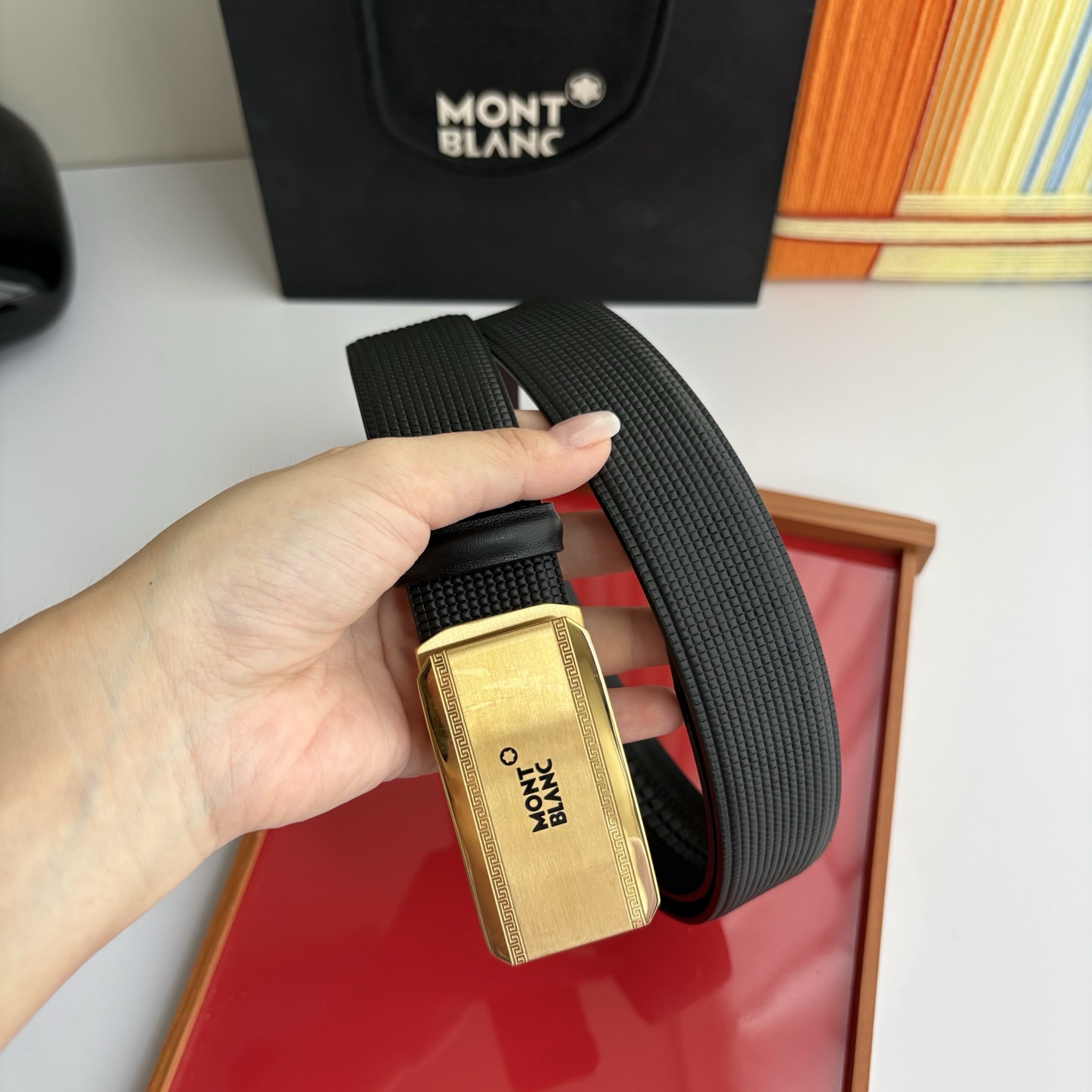 万宝龙Montblanc家持续其一贯的高雅、绅士、精致的风格，进口小牛皮，手感细腻柔软。纯钢自动精品扣，