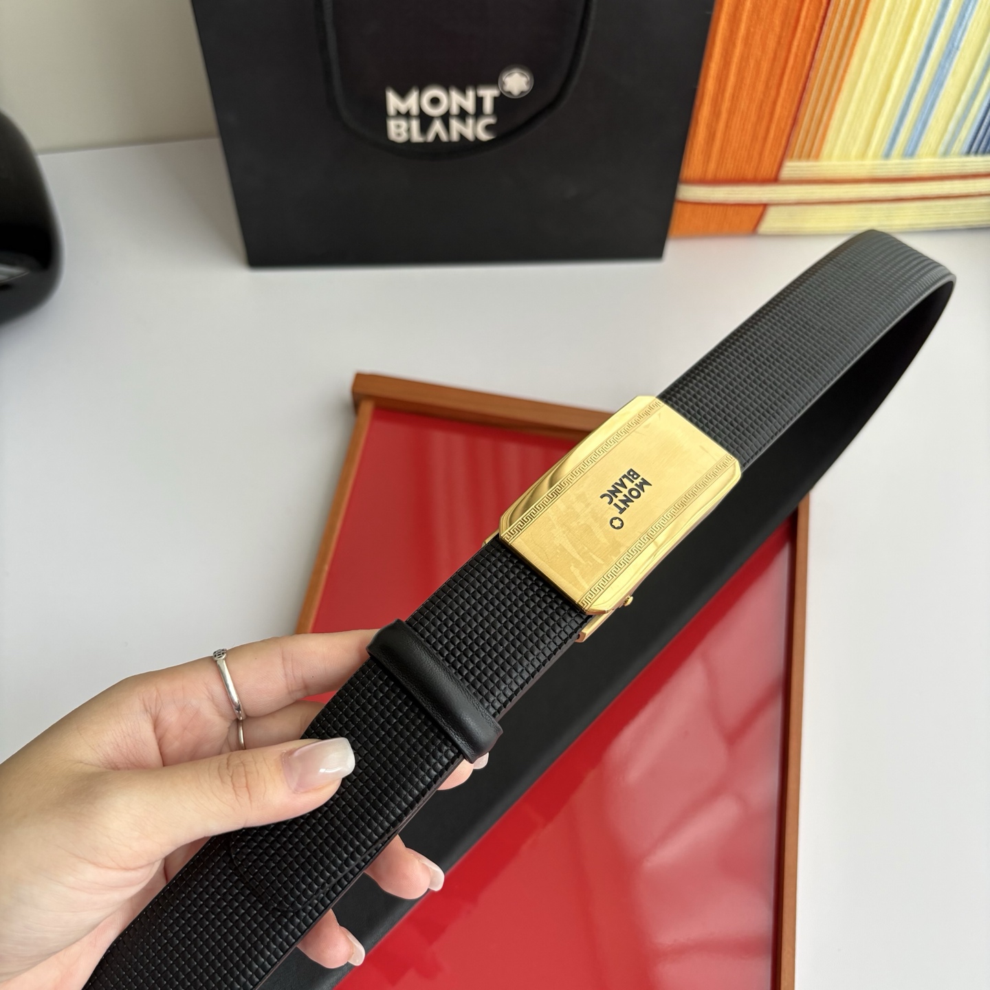 万宝龙Montblanc家持续其一贯的高雅、绅士、精致的风格，进口小牛皮，手感细腻柔软。纯钢自动精品扣，