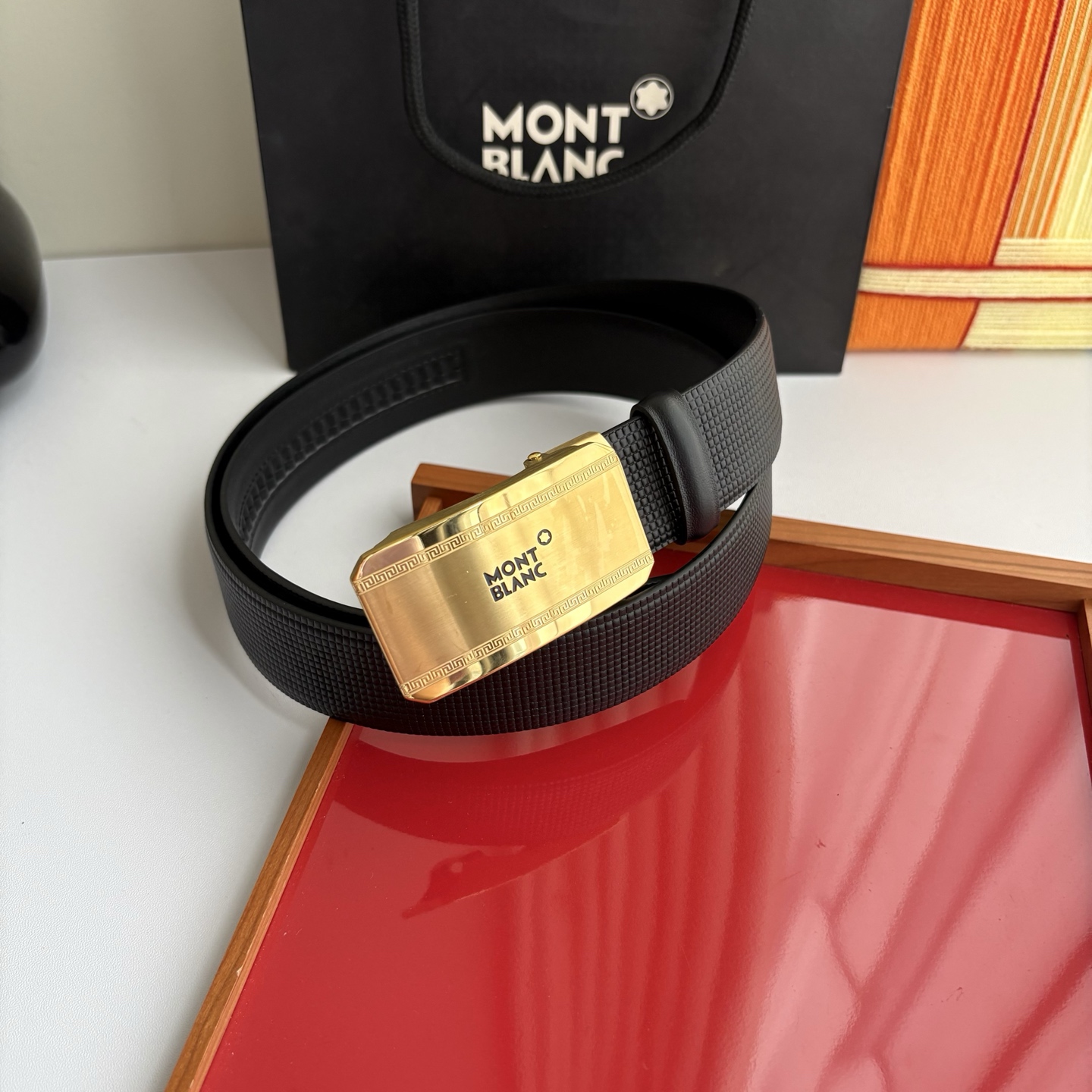 万宝龙Montblanc家持续其一贯的高雅、绅士、精致的风格，进口小牛皮，手感细腻柔软。纯钢自动精品扣，