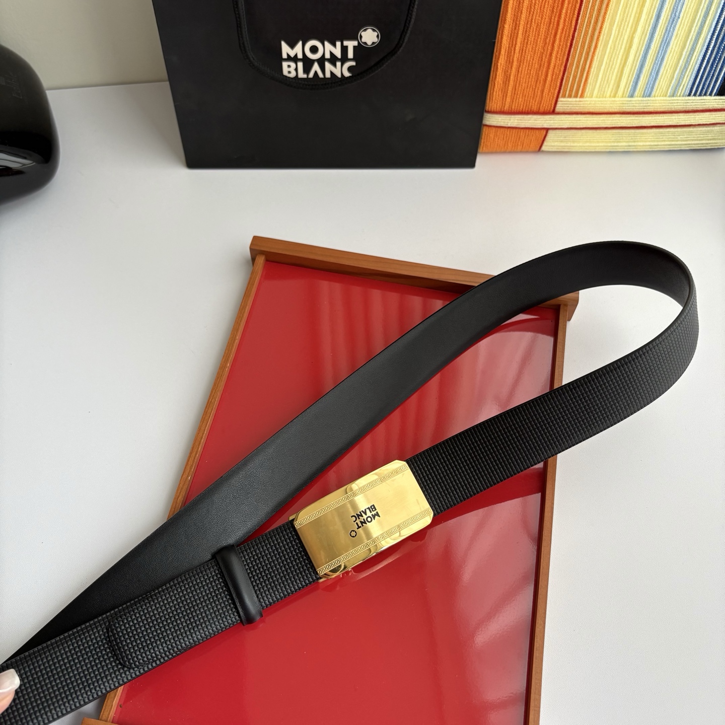 万宝龙Montblanc家持续其一贯的高雅、绅士、精致的风格，进口小牛皮，手感细腻柔软。纯钢自动精品扣，
