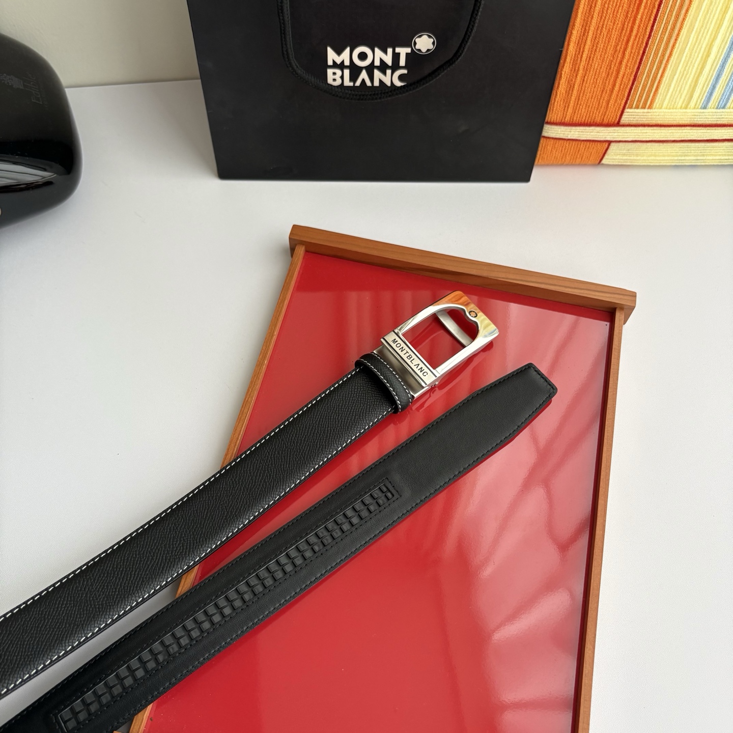 万宝龙Montblanc家持续其一贯的高雅、绅士、精致的风格，进口小牛皮，手感细腻柔软。纯钢自动精品扣，