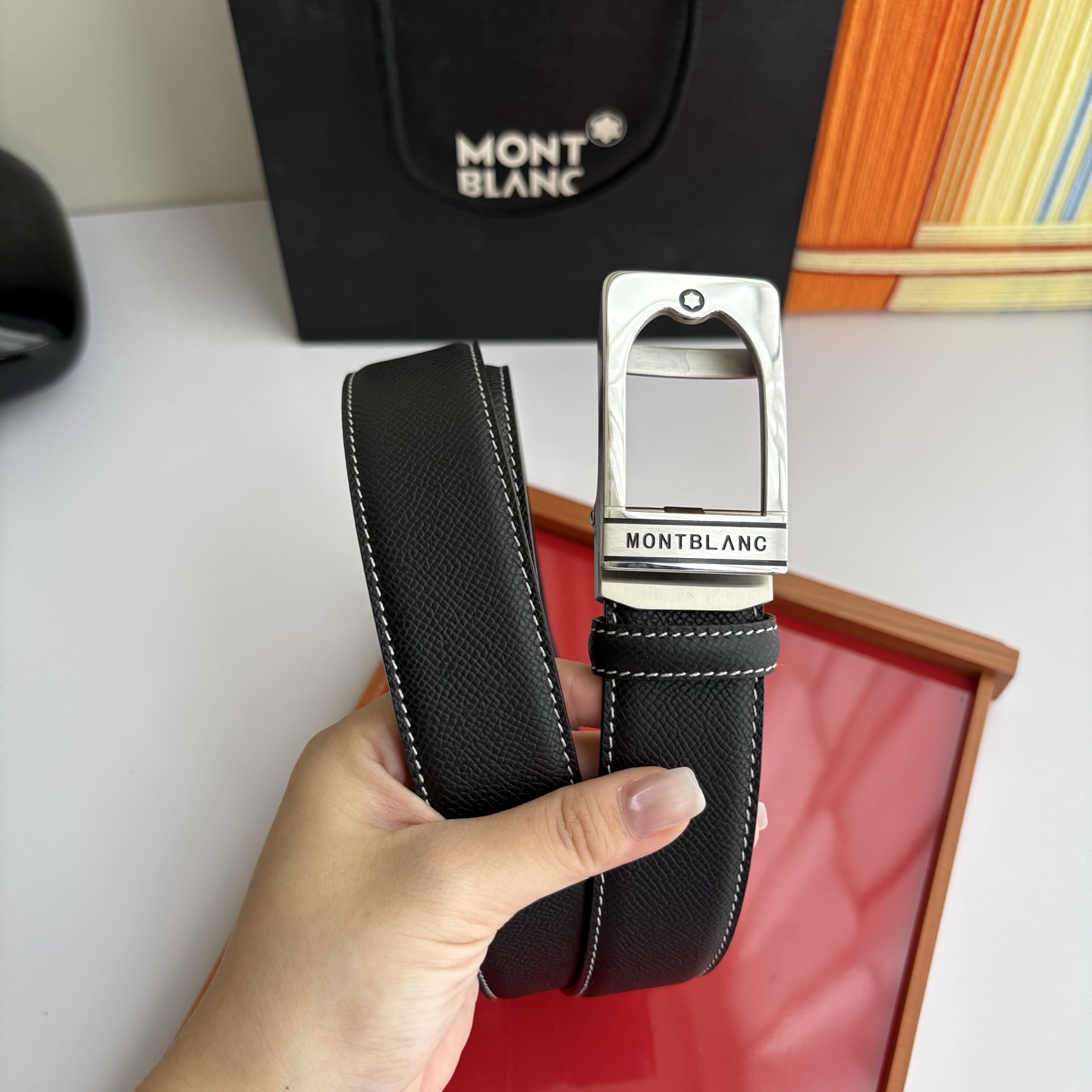 万宝龙Montblanc家持续其一贯的高雅、绅士、精致的风格，进口小牛皮，手感细腻柔软。纯钢自动精品扣，
