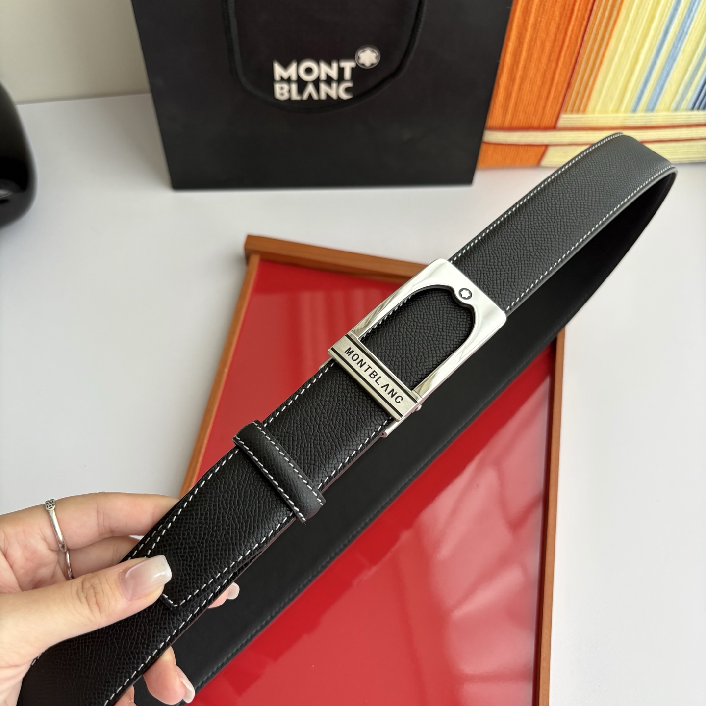 万宝龙Montblanc家持续其一贯的高雅、绅士、精致的风格，进口小牛皮，手感细腻柔软。纯钢自动精品扣，