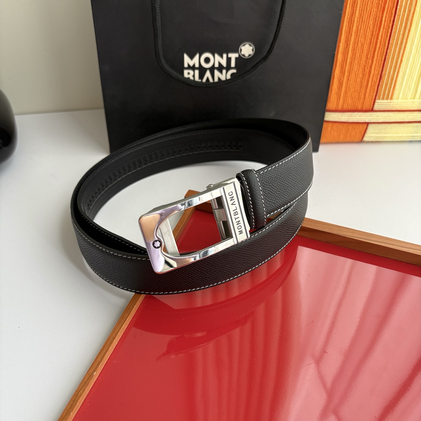 万宝龙Montblanc家持续其一贯的高雅、绅士、精致的风格，进口小牛皮，手感细腻柔软。纯钢自动精品扣，