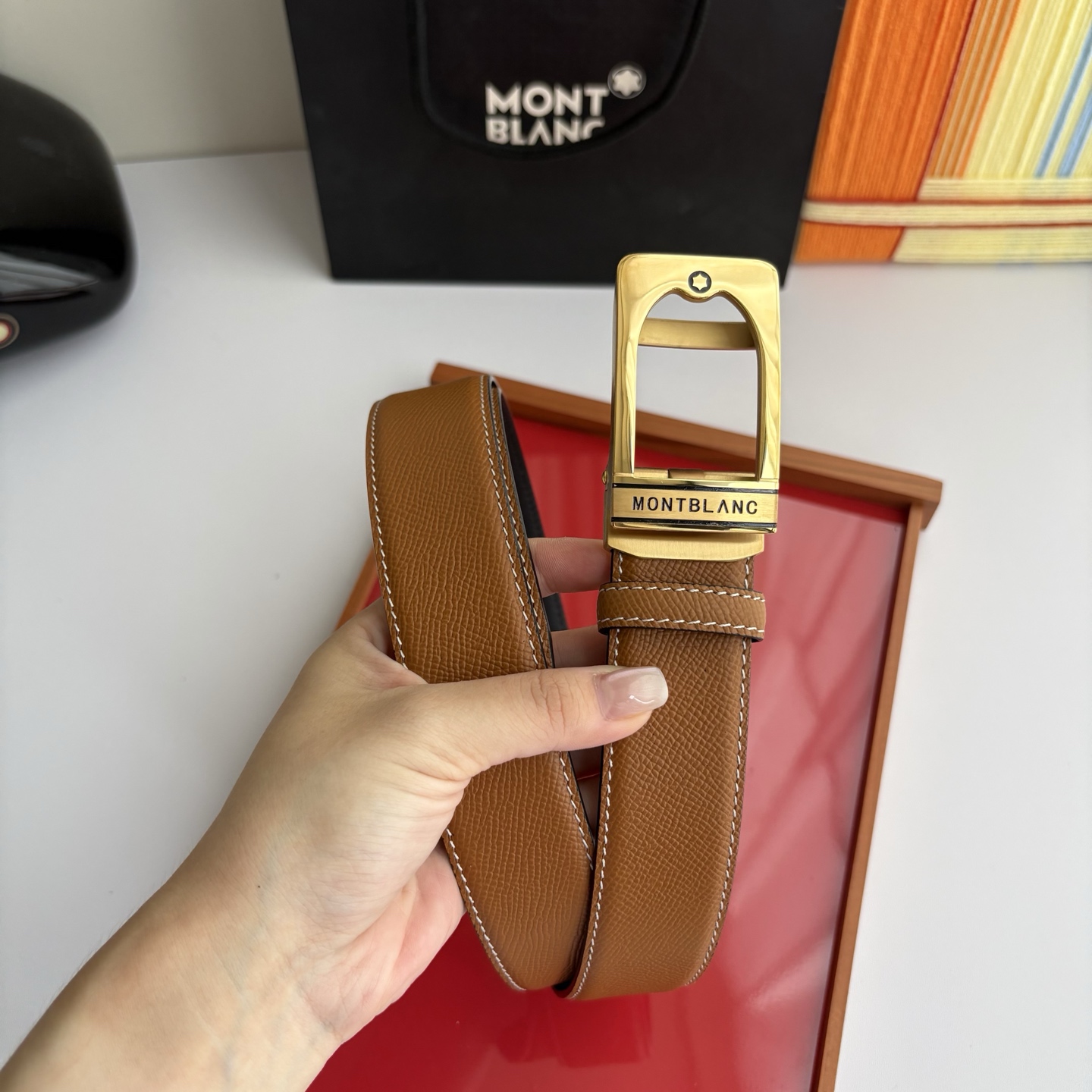 万宝龙Montblanc家持续其一贯的高雅、绅士、精致的风格，进口小牛皮，手感细腻柔软。纯钢自动精品扣，