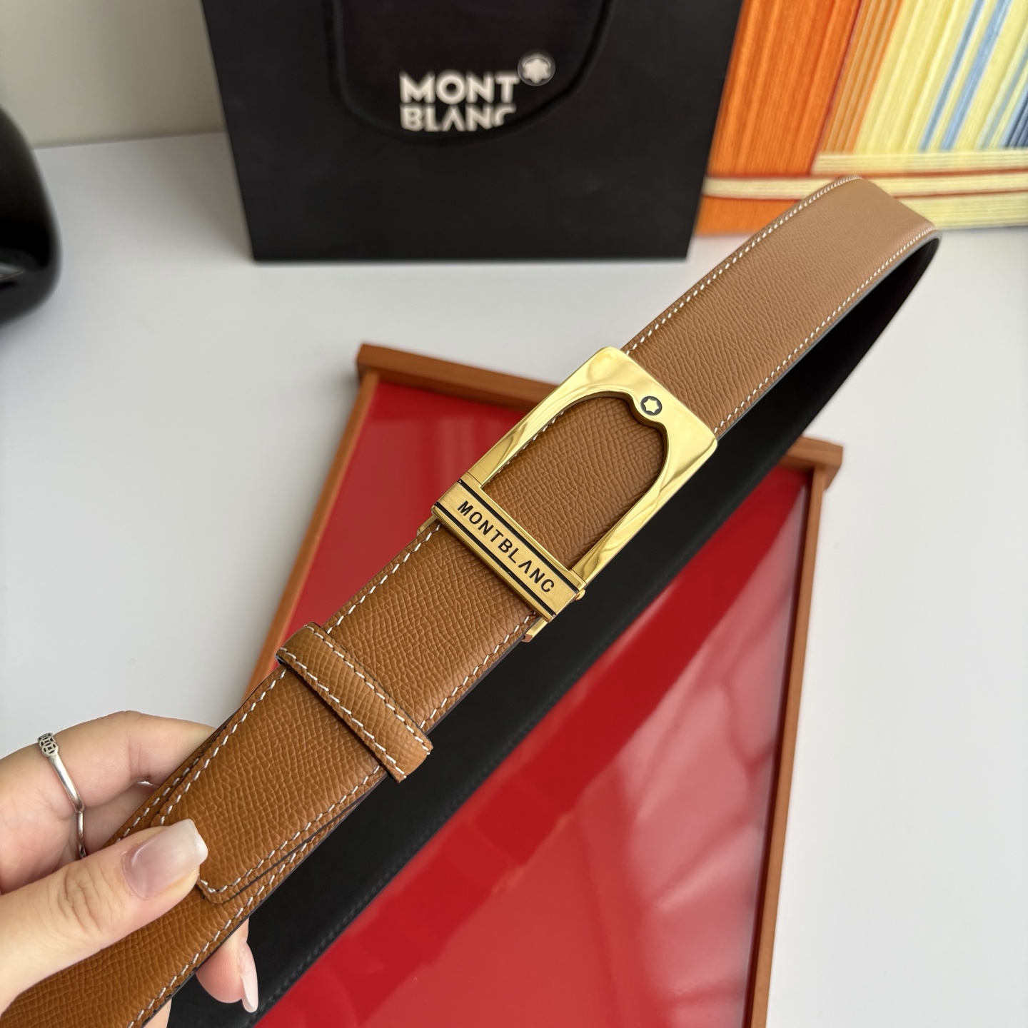 万宝龙Montblanc家持续其一贯的高雅、绅士、精致的风格，进口小牛皮，手感细腻柔软。纯钢自动精品扣，