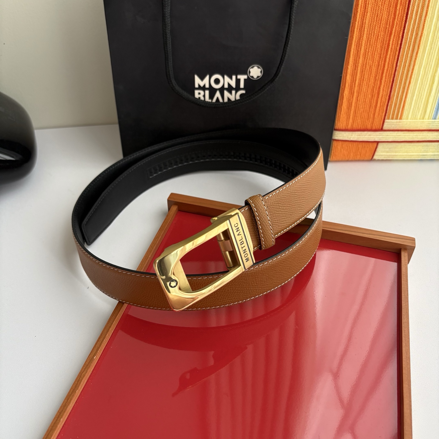 NO:860967,Original order Montblanc continues its consistent elegant, gentlemanly and refined style. Imported calfskin has a delicate and soft feel. Pure steel automatic boutique buckle, a must-have for men!  Width 3.5cm, belt, montblanc, chanel, cowhide19860909原单  万宝龙Montblanc家持续其一贯的高雅、绅士、精致的风格,进口小牛皮,手感细腻柔软.纯钢自动精品扣,男士必备！宽度3.5cm,皮带,montblanc,chanel,cowhide,Belt