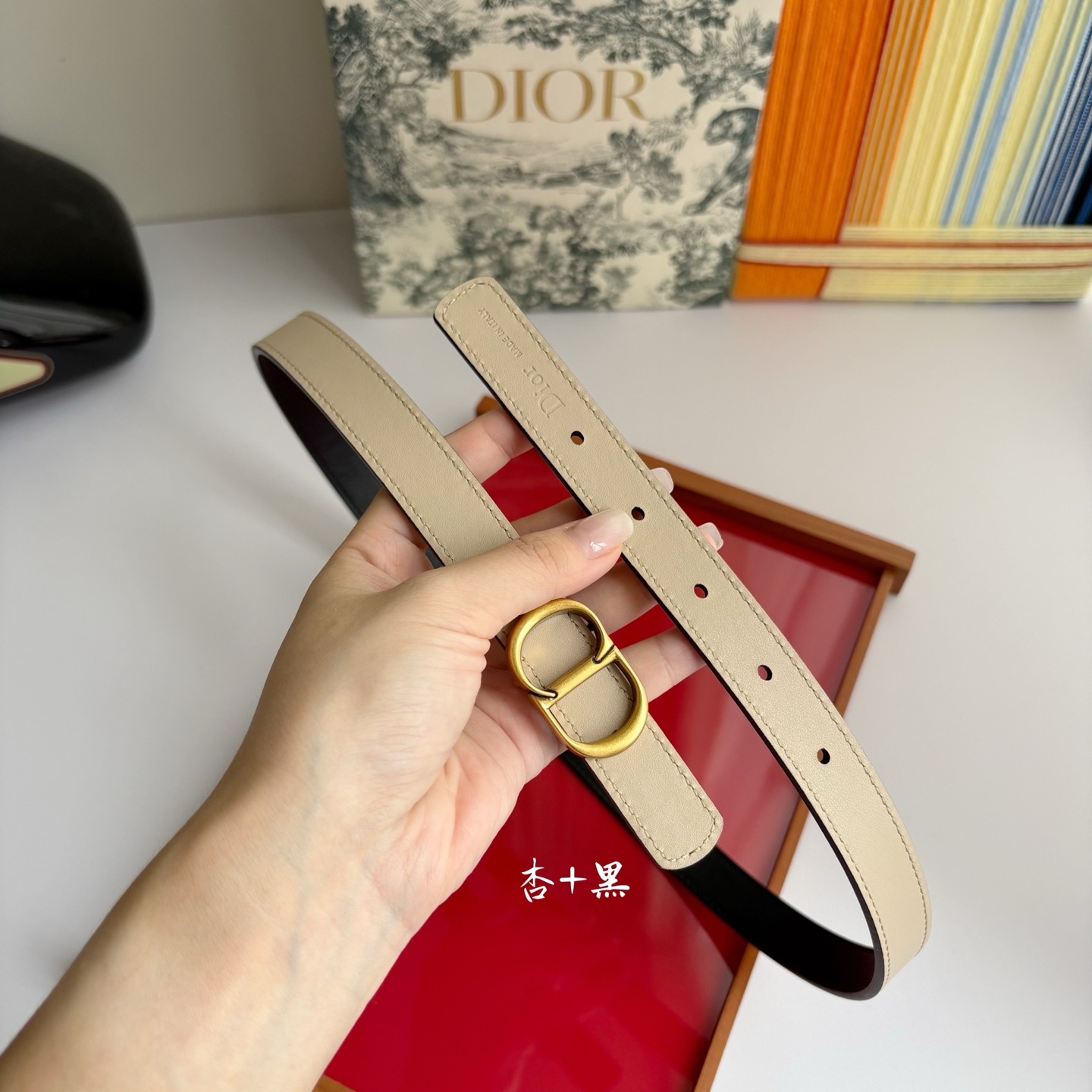 这款 CD Icon 腰带由乔纳森•安德森 （onathan Anderson） 倾情打造，将经典传承与