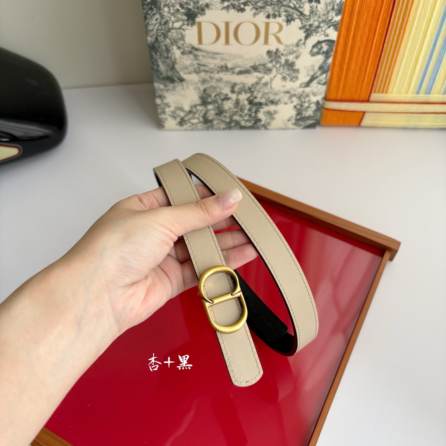 NO:882828,Original order This CD Icon belt was lovingly created by Jonathan Anderson. It cleverly blends classic heritage with modern style, highlighting the essence of Dior style. It is carefully made of smooth cow leather and has a double-sided design, one side is black and the other side is camel beige. It is paired with a gold-finished metal CD Icon buckle. It can add classic style to various looks., belt, dior, cowhide19860909原单 这款 CD Icon 腰带由乔纳森安德森（onathan Anderson） 倾情打造,将经典传承与现代风格巧妙融合,彰显 Dior 风格的精髓.采用光滑牛皮革精心制作,双面设计,一面为黑色,另一面为驼米色,搭配金色饰面金属CD Icon 搭扣.可为各式造型增添经典风范.,皮带,dior,cowhide,Belt
