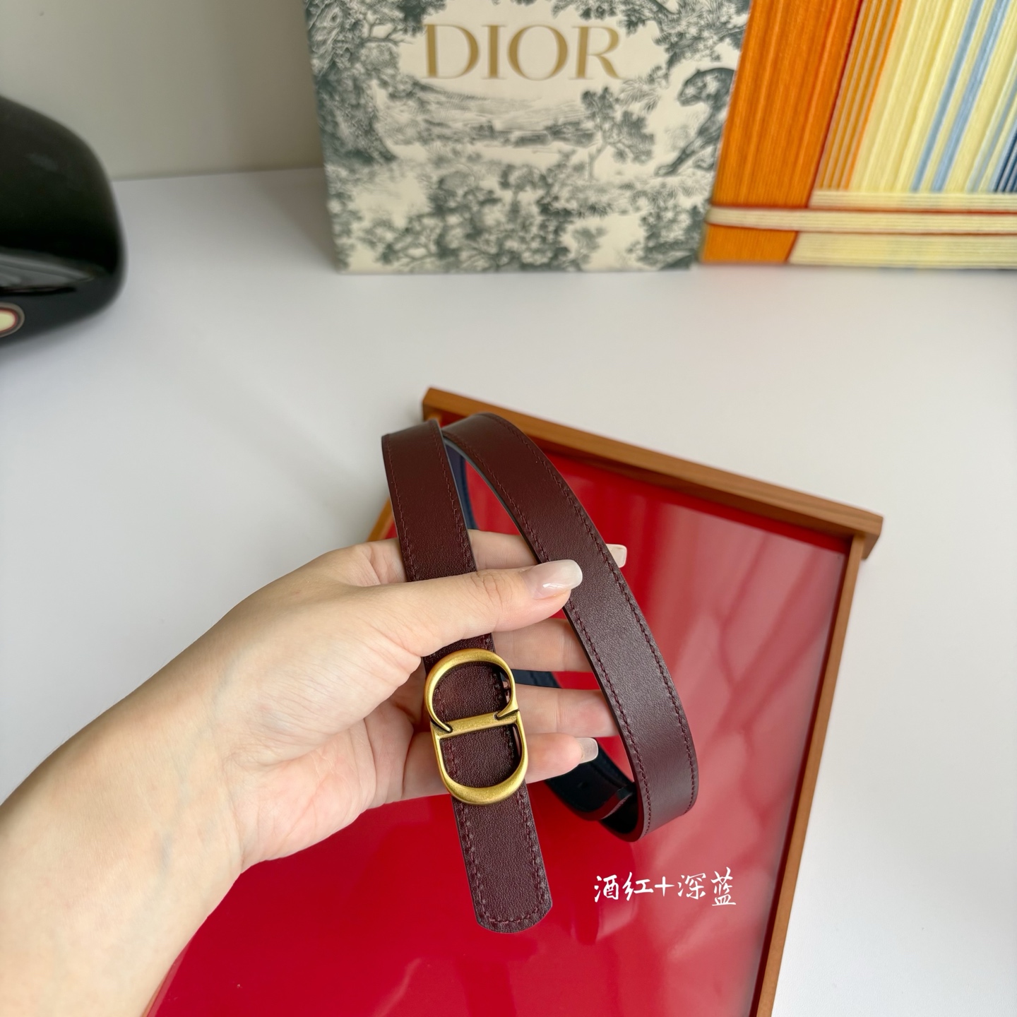 NO:882832,Original order This CD Icon belt was lovingly created by Jonathan Anderson. It cleverly blends classic heritage with modern style, highlighting the essence of Dior style. It is made of smooth cow leather and has a double-sided design, one side is dark blue and the other side is burgundy. It is paired with a gold-finished metal CD Icon buckle. It can add a classic style to various looks., belt, dior, cowhide19860909原单 这款 CD Icon 腰带由乔纳森安德森（onathan Anderson） 倾情打造,将经典传承与现代风格巧妙融合,彰显 Dior 风格的精髓.采用光滑牛皮革精心制作,双面设计,一面为深蓝色,另一面为酒红色,搭配金色饰面金属CD Icon 搭扣.可为各式造型增添经典风范.,皮带,dior,cowhide,Belt
