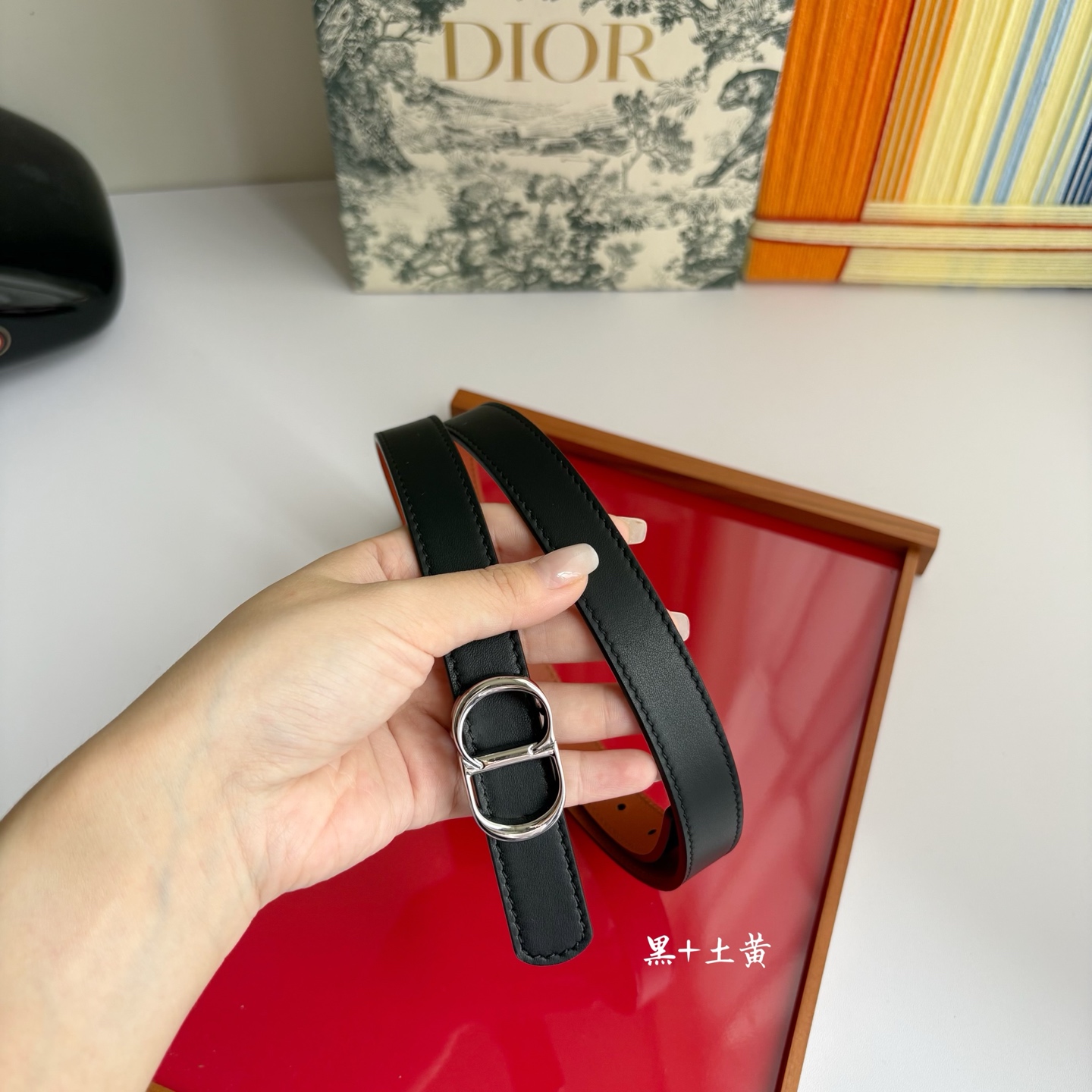 这款 CD Icon 腰带由乔纳森•安德森 （onathan Anderson） 倾情打造，将经典传承与