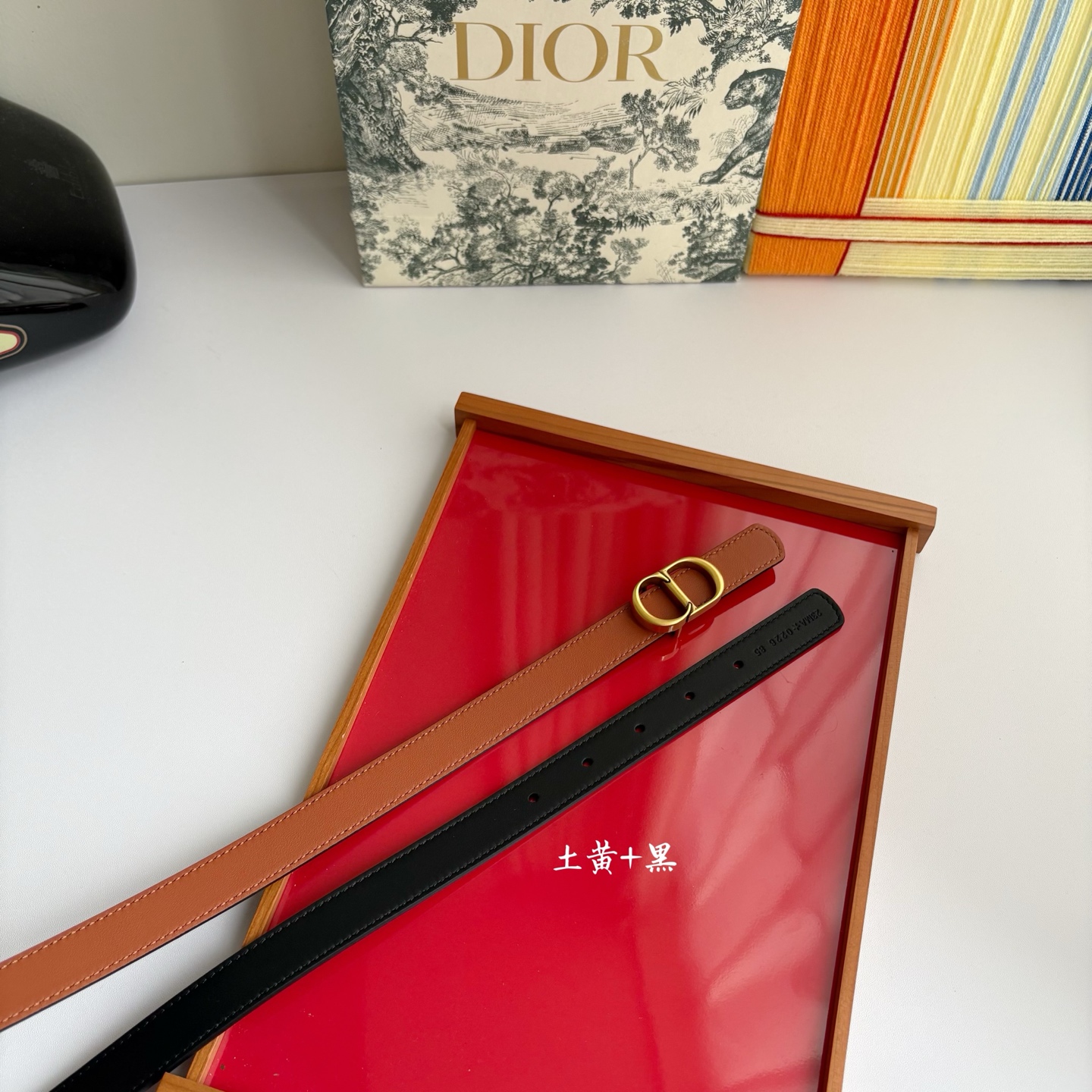 这款 CD Icon 腰带由乔纳森•安德森 （onathan Anderson） 倾情打造，将经典传承与