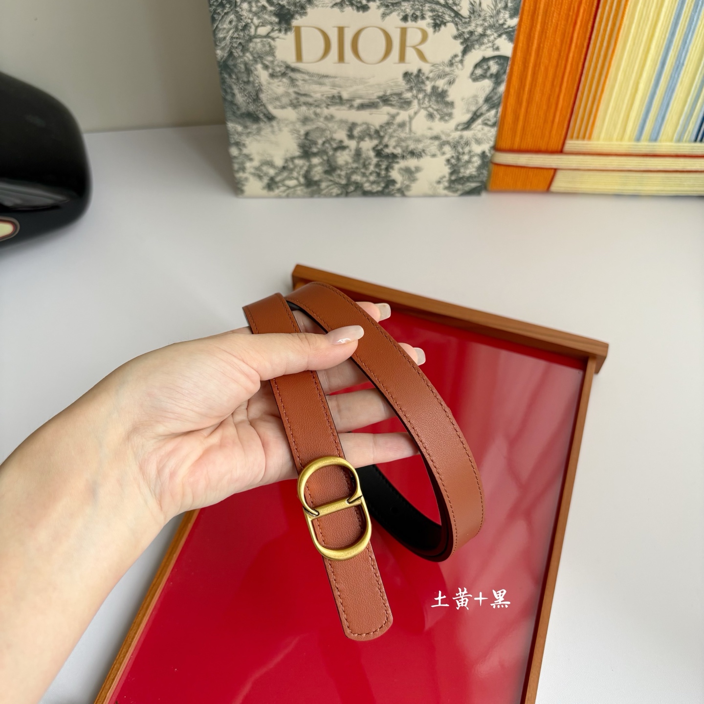 NO:882836,Original Order This CD Icon belt was lovingly created by Jonathan Anderson. It cleverly blends classic heritage with modern style, highlighting the essence of Dior style. It is made of smooth cow leather and has a double-sided design, one side is black and the other side is khaki, with a gold-finish metal CD Icon buckle. It can add classic style to various looks., belt, dior, cowhide19860909原单 这款 CD Icon 腰带由乔纳森安德森（onathan Anderson） 倾情打造,将经典传承与现代风格巧妙融合,彰显 Dior 风格的精髓.采用光滑牛皮革精心制作,双面设计,一面为黑色,另一面为土黄色,搭配金色饰面金属CD Icon 搭扣.可为各式造型增添经典风范.,皮带,dior,cowhide,Belt