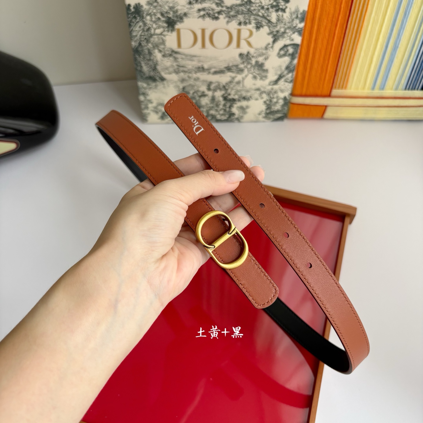 这款 CD Icon 腰带由乔纳森•安德森 （onathan Anderson） 倾情打造，将经典传承与