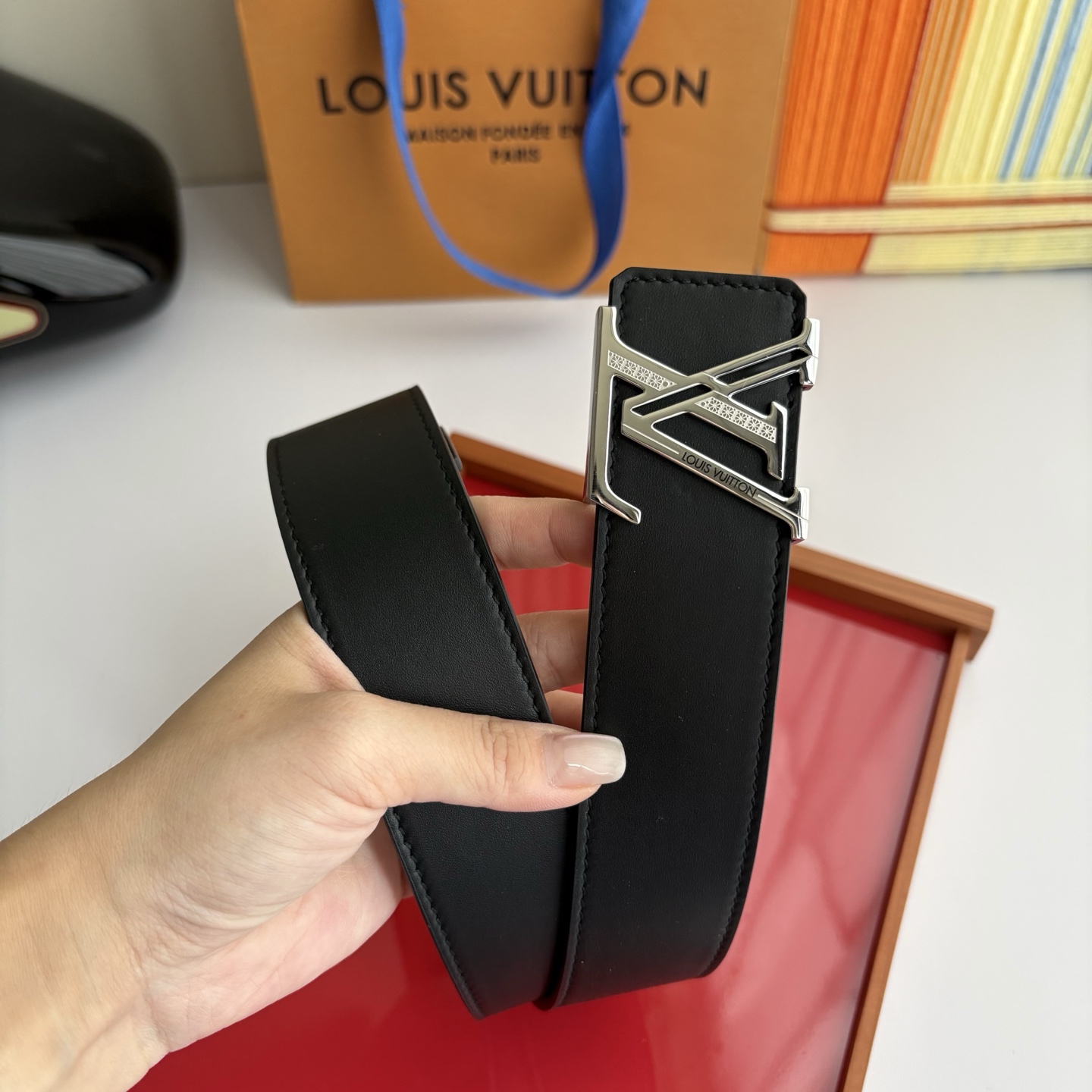 LOUIS VUITTON经典原单品质，双面平纹搭配原单精品钢扣，精工制作，细节看图，实物拍摄，高端奢华