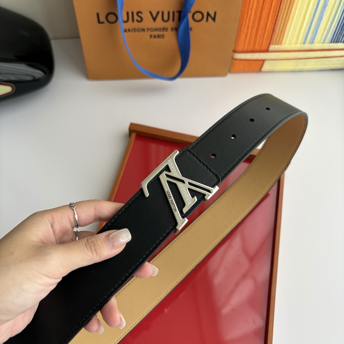 LOUIS VUITTON经典原单品质，双面平纹搭配原单精品钢扣，精工制作，细节看图，实物拍摄，高端奢华
