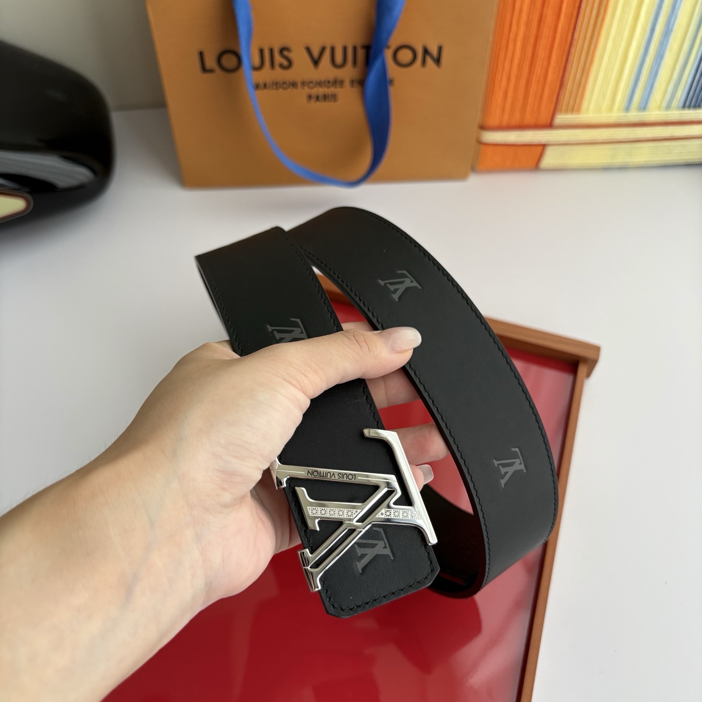 LOUIS VUITTON经典原单品质，单面印花搭配原单精品钢扣，精工制作，细节看图，实物拍摄，高端奢华