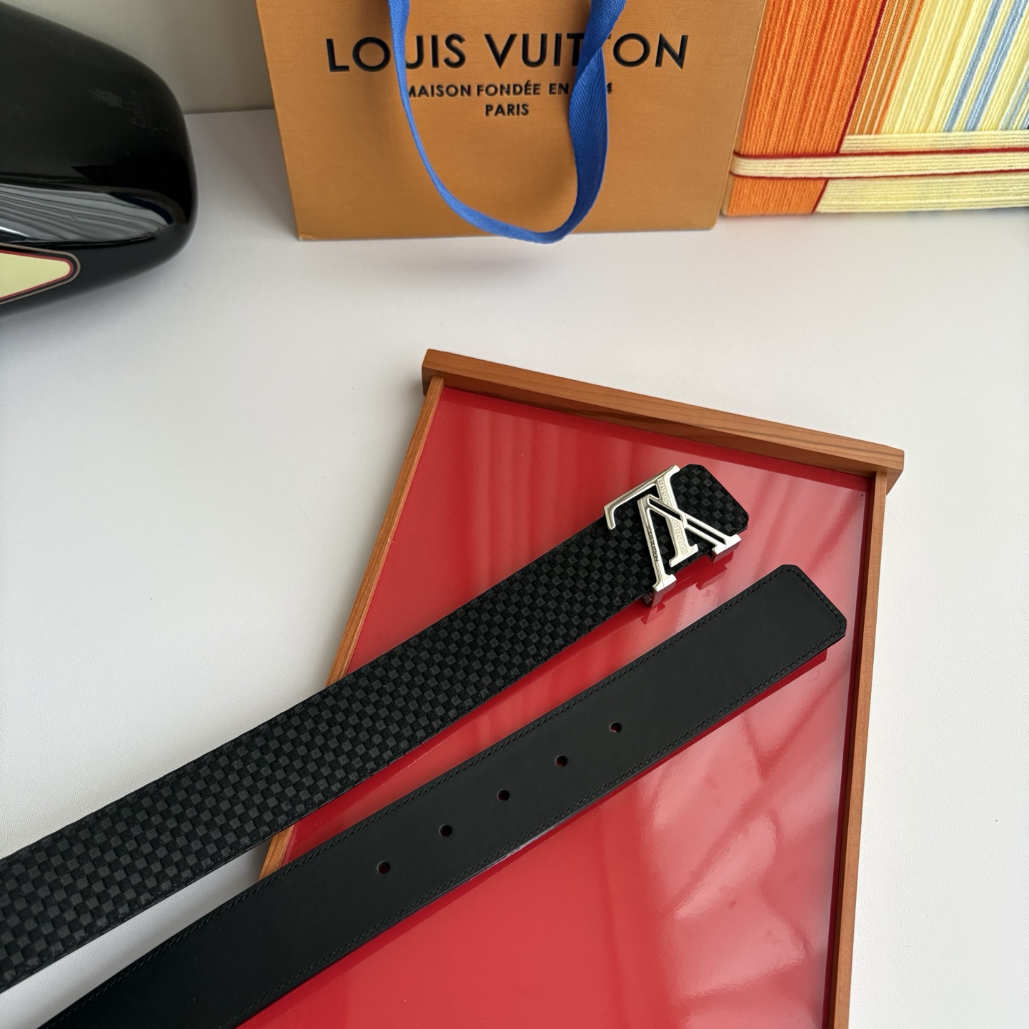 LOUIS VUITTON经典原单品质，单面格纹搭配原单精品钢扣，精工制作，细节看图，实物拍摄，高端奢华