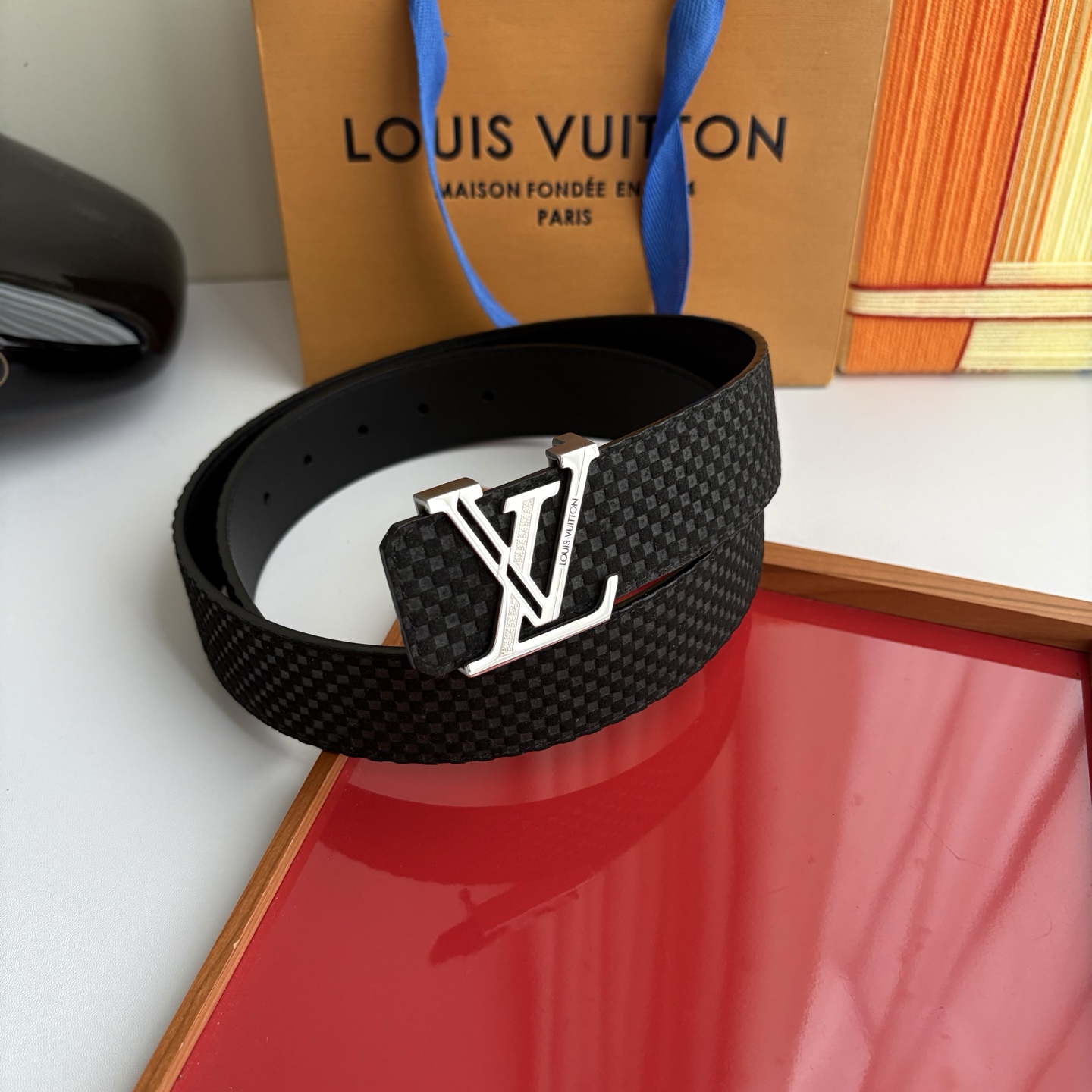 LOUIS VUITTON经典原单品质，单面格纹搭配原单精品钢扣，精工制作，细节看图，实物拍摄，高端奢华